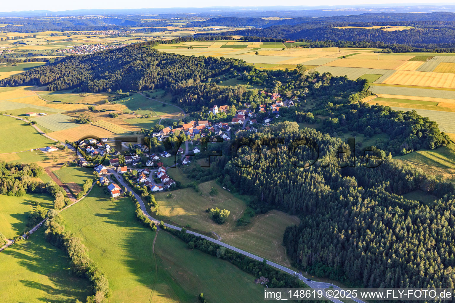 Vue aérienne de Vue du village depuis le sud-est à le quartier Gößlingen in Dietingen dans le département Bade-Wurtemberg, Allemagne