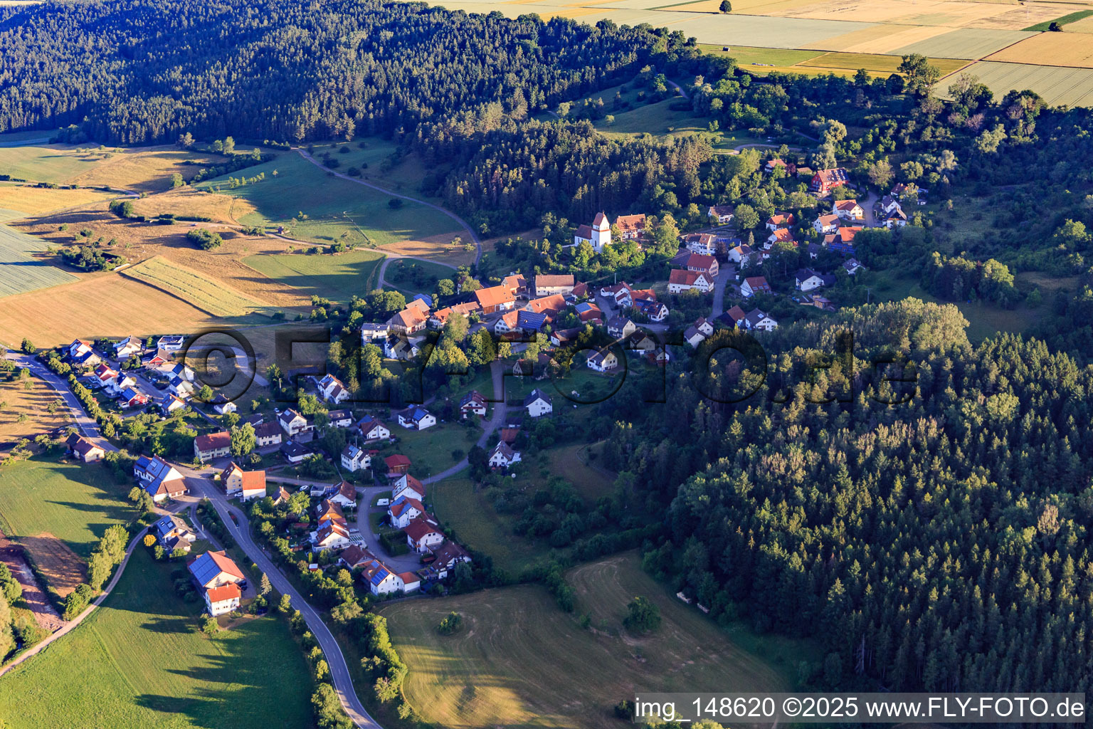 Vue aérienne de Vue du village depuis le sud-est à le quartier Gößlingen in Dietingen dans le département Bade-Wurtemberg, Allemagne