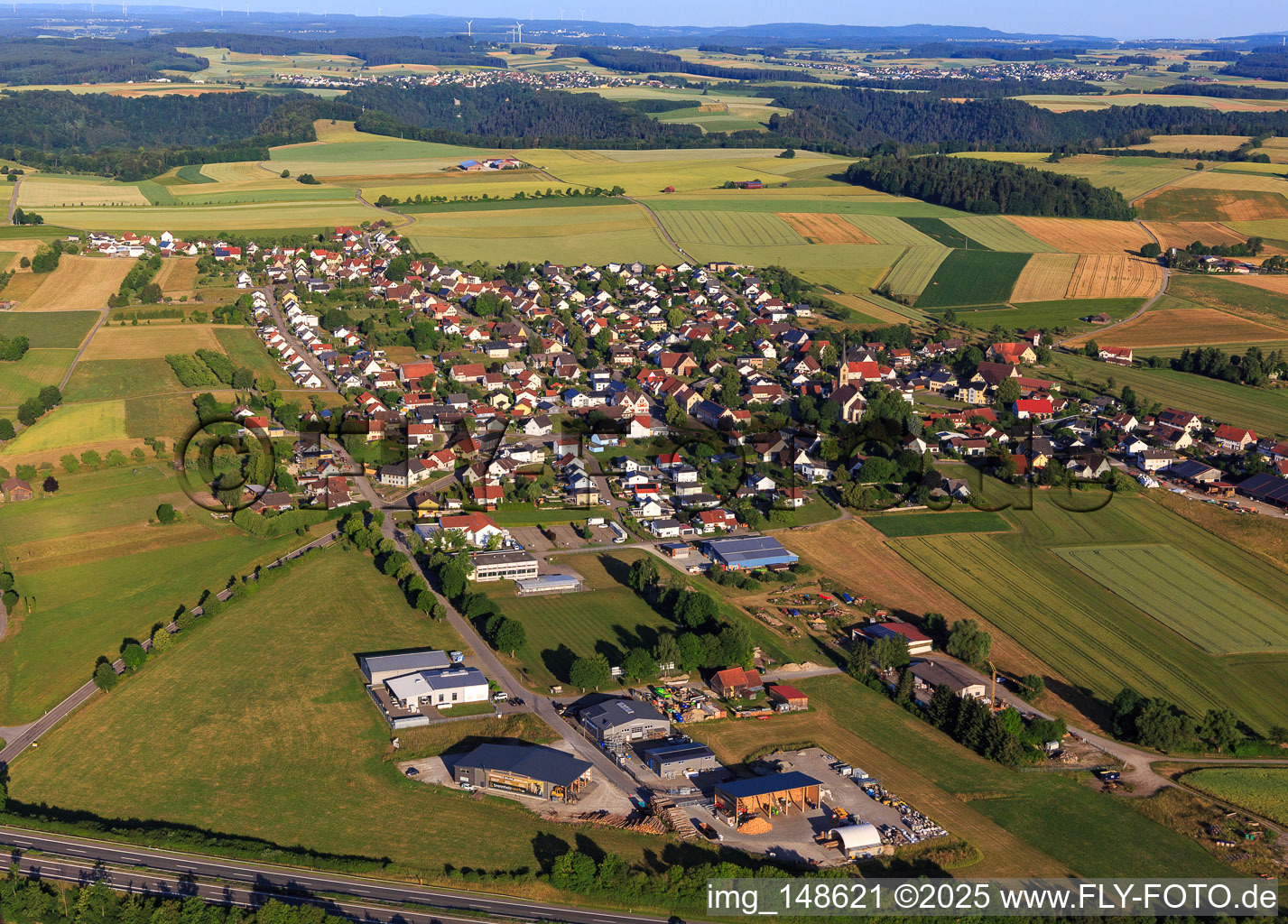 Vue aérienne de Vue de la ville depuis l'est au-delà de l'A81 à le quartier Irslingen in Dietingen dans le département Bade-Wurtemberg, Allemagne