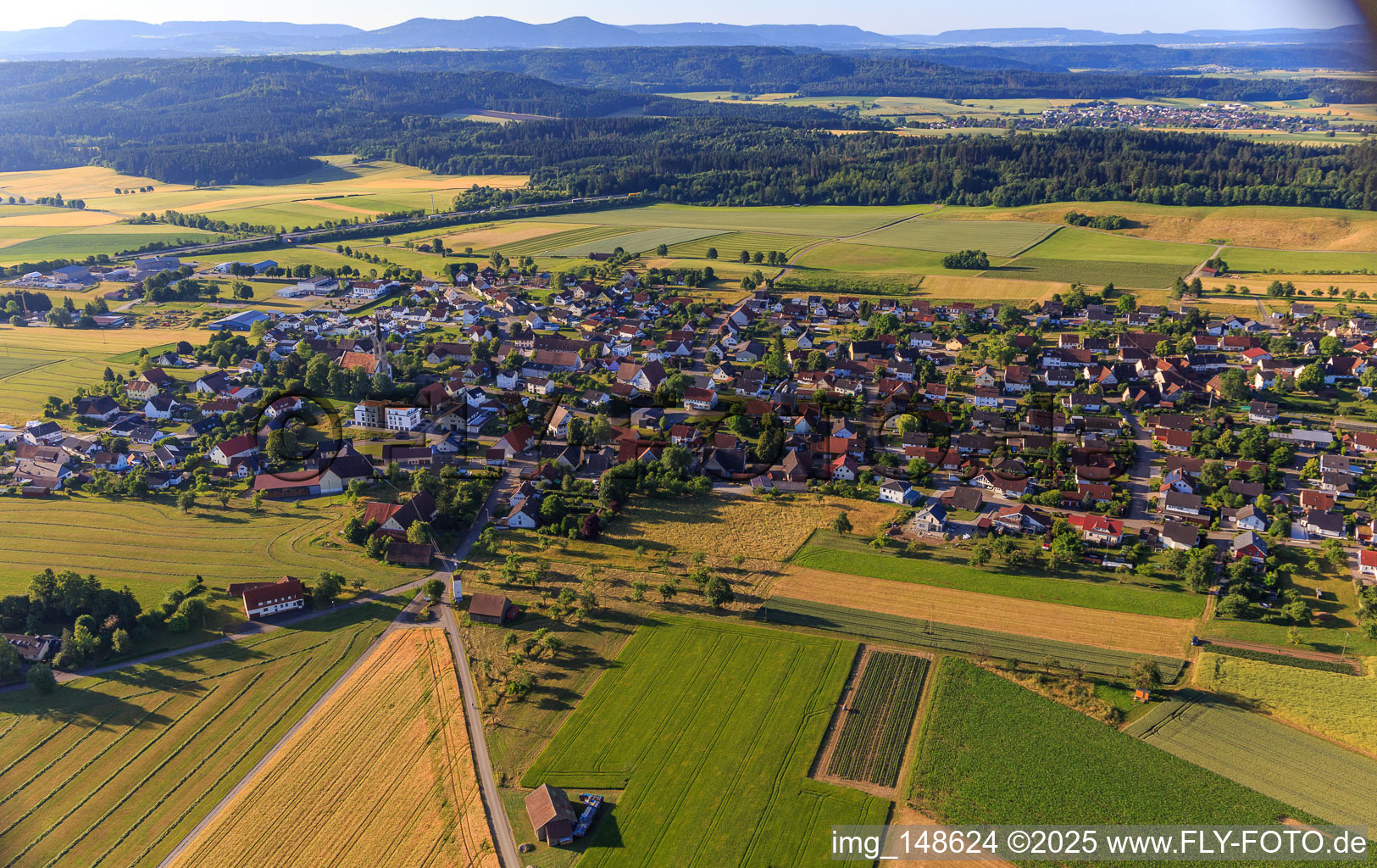 Vue aérienne de Vue du village depuis le nord-ouest à le quartier Irslingen in Dietingen dans le département Bade-Wurtemberg, Allemagne