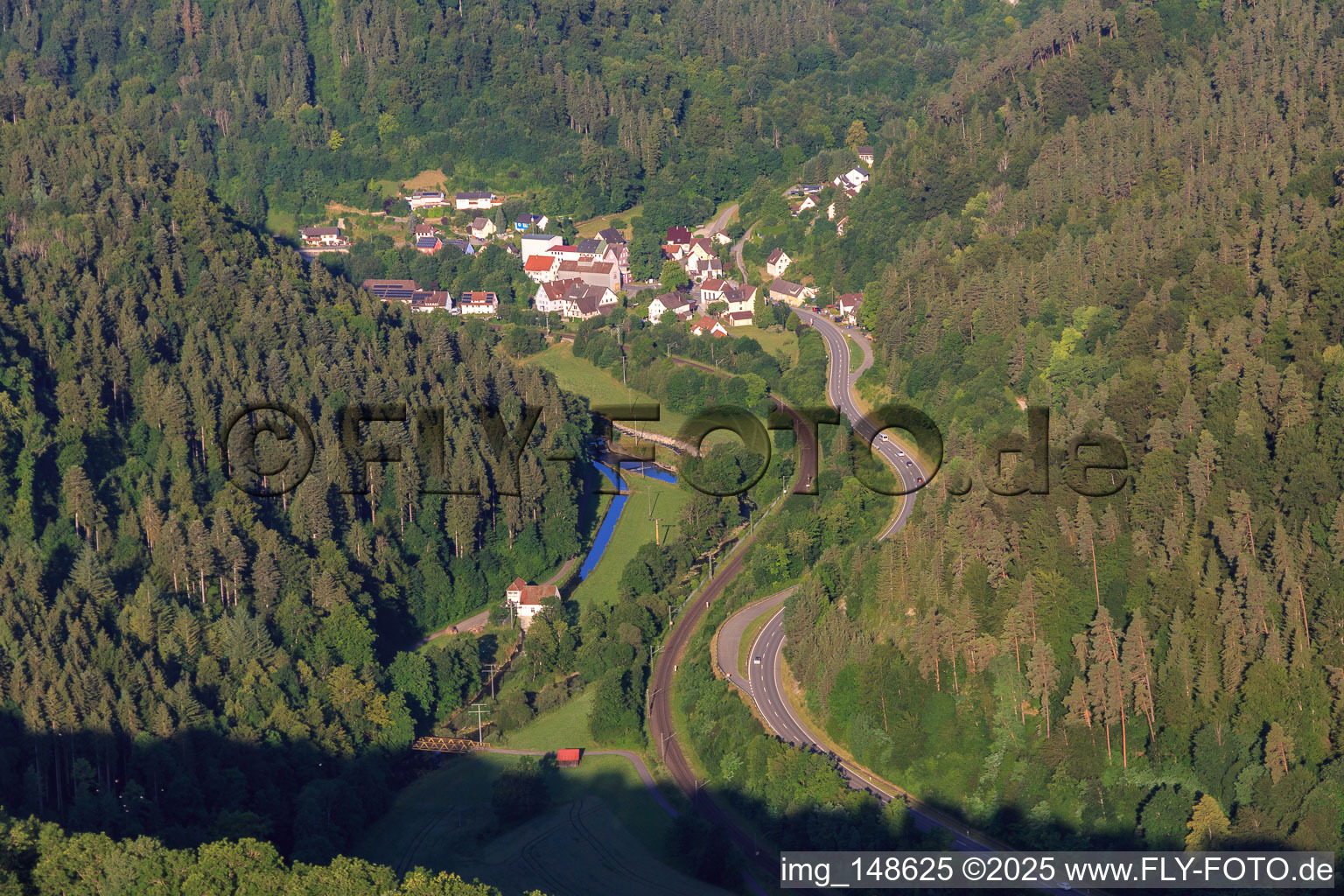 Vue aérienne de Village dans la vallée du Neckar avec barrage Talhausen à le quartier Talhausen in Epfendorf dans le département Bade-Wurtemberg, Allemagne