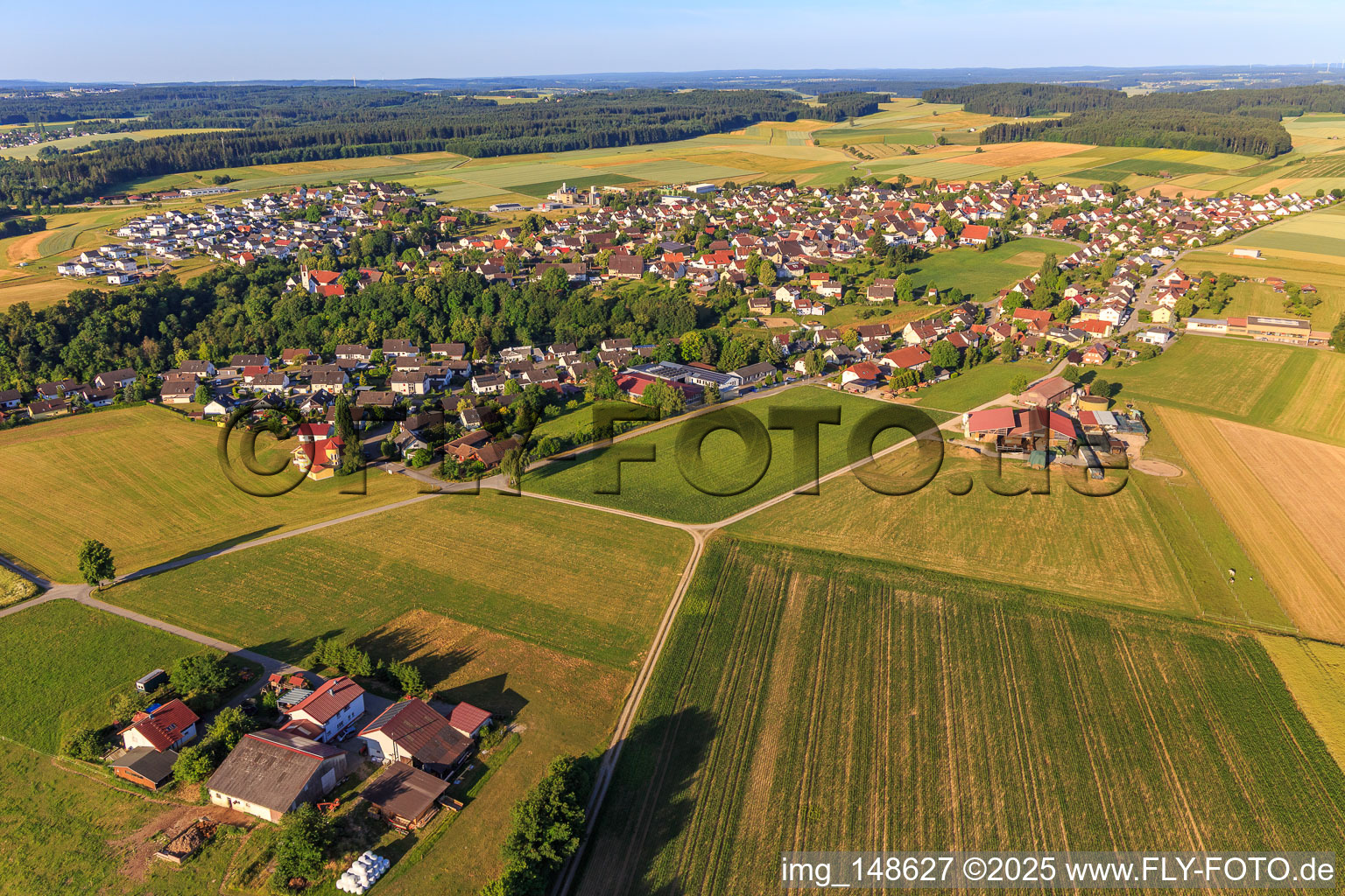 Vue aérienne de Vue du village depuis le nord-est à le quartier Herrenzimmern in Bösingen dans le département Bade-Wurtemberg, Allemagne