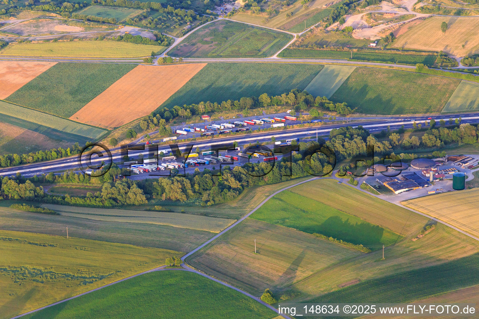 Vue aérienne de Parking Hasenrain sur l'A81 à le quartier Wittershausen in Vöhringen dans le département Bade-Wurtemberg, Allemagne