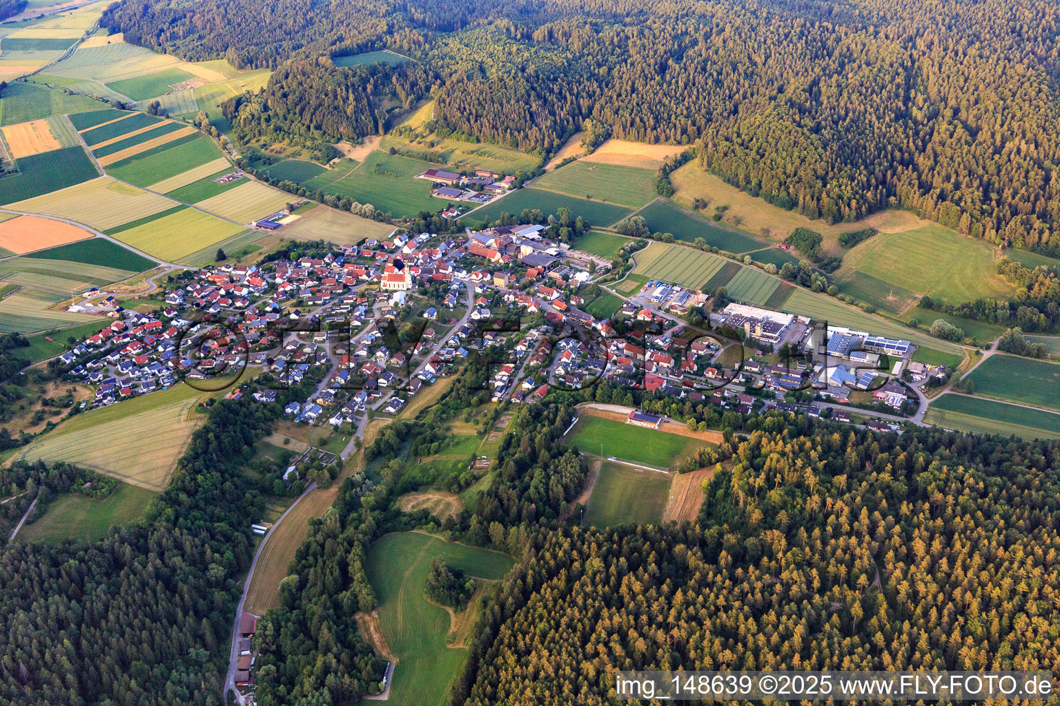 Vue aérienne de Vue du village depuis l'ouest à le quartier Heiligenzimmern in Rosenfeld dans le département Bade-Wurtemberg, Allemagne