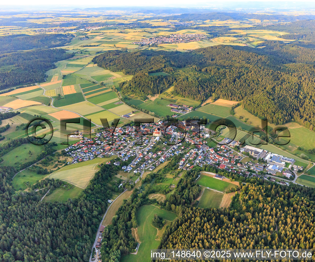 Vue aérienne de Vue du village depuis l'ouest à le quartier Heiligenzimmern in Rosenfeld dans le département Bade-Wurtemberg, Allemagne