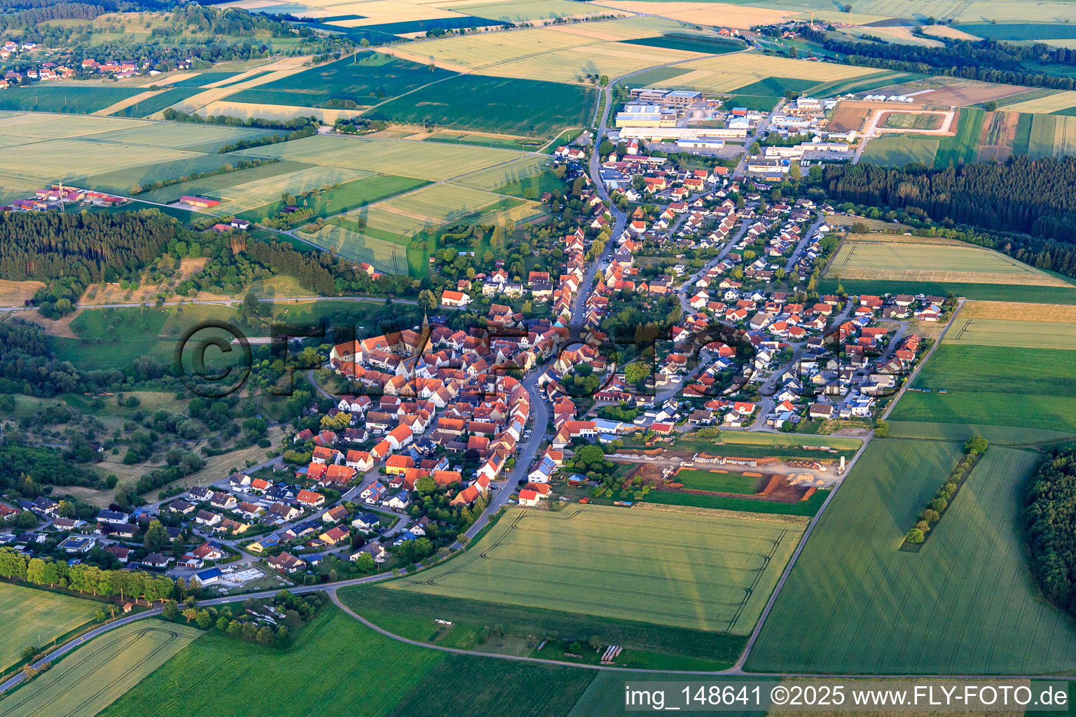 Vue aérienne de Vue du village depuis le nord-ouest à le quartier Binsdorf in Geislingen dans le département Bade-Wurtemberg, Allemagne