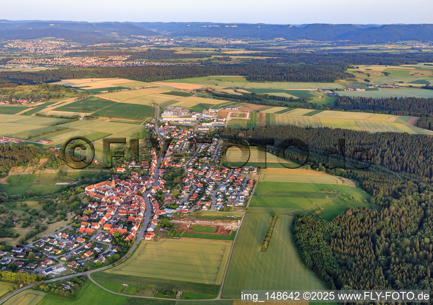 Vue aérienne de Vue du village depuis le nord-ouest à le quartier Binsdorf in Geislingen dans le département Bade-Wurtemberg, Allemagne