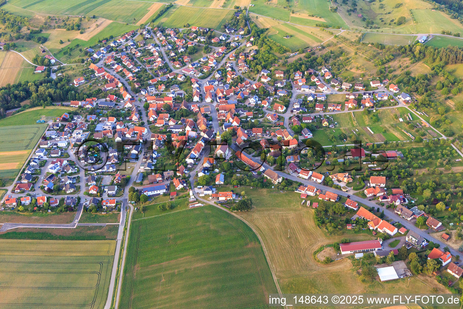 Vue aérienne de Vue du village depuis l'ouest à le quartier Erlaheim in Geislingen dans le département Bade-Wurtemberg, Allemagne
