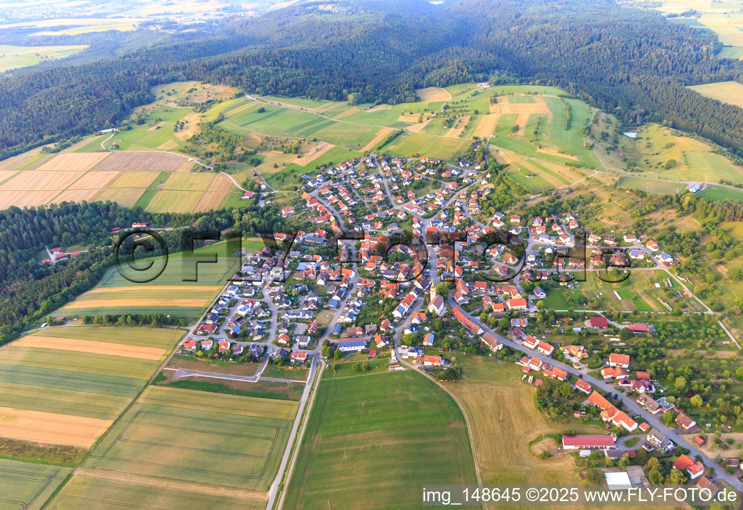 Vue aérienne de Vue du village depuis le sud-ouest à le quartier Erlaheim in Geislingen dans le département Bade-Wurtemberg, Allemagne