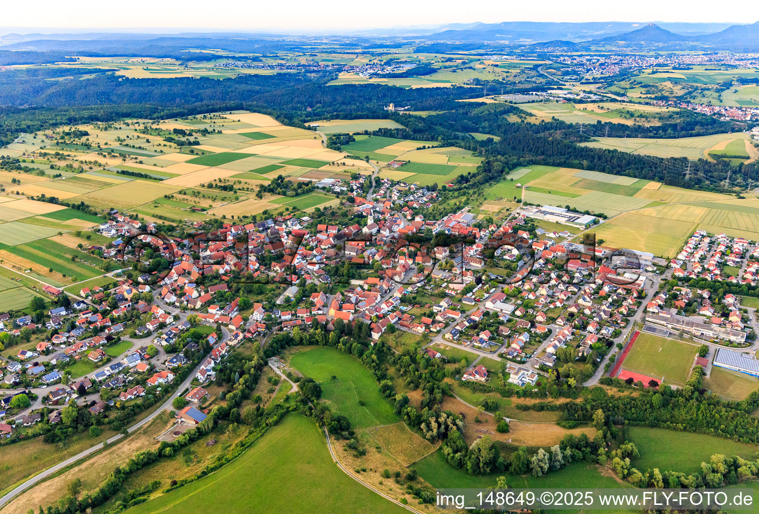 Vue aérienne de Vue du village depuis le sud-ouest à le quartier Ostdorf in Balingen dans le département Bade-Wurtemberg, Allemagne