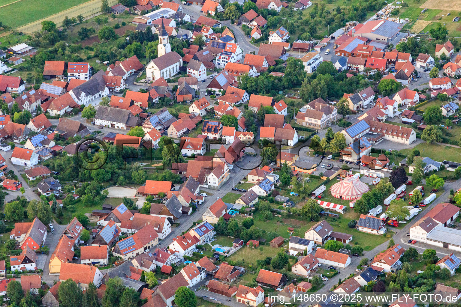 Vue aérienne de Vue du village depuis le sud-ouest avec chapiteau de cirque à le quartier Ostdorf in Balingen dans le département Bade-Wurtemberg, Allemagne