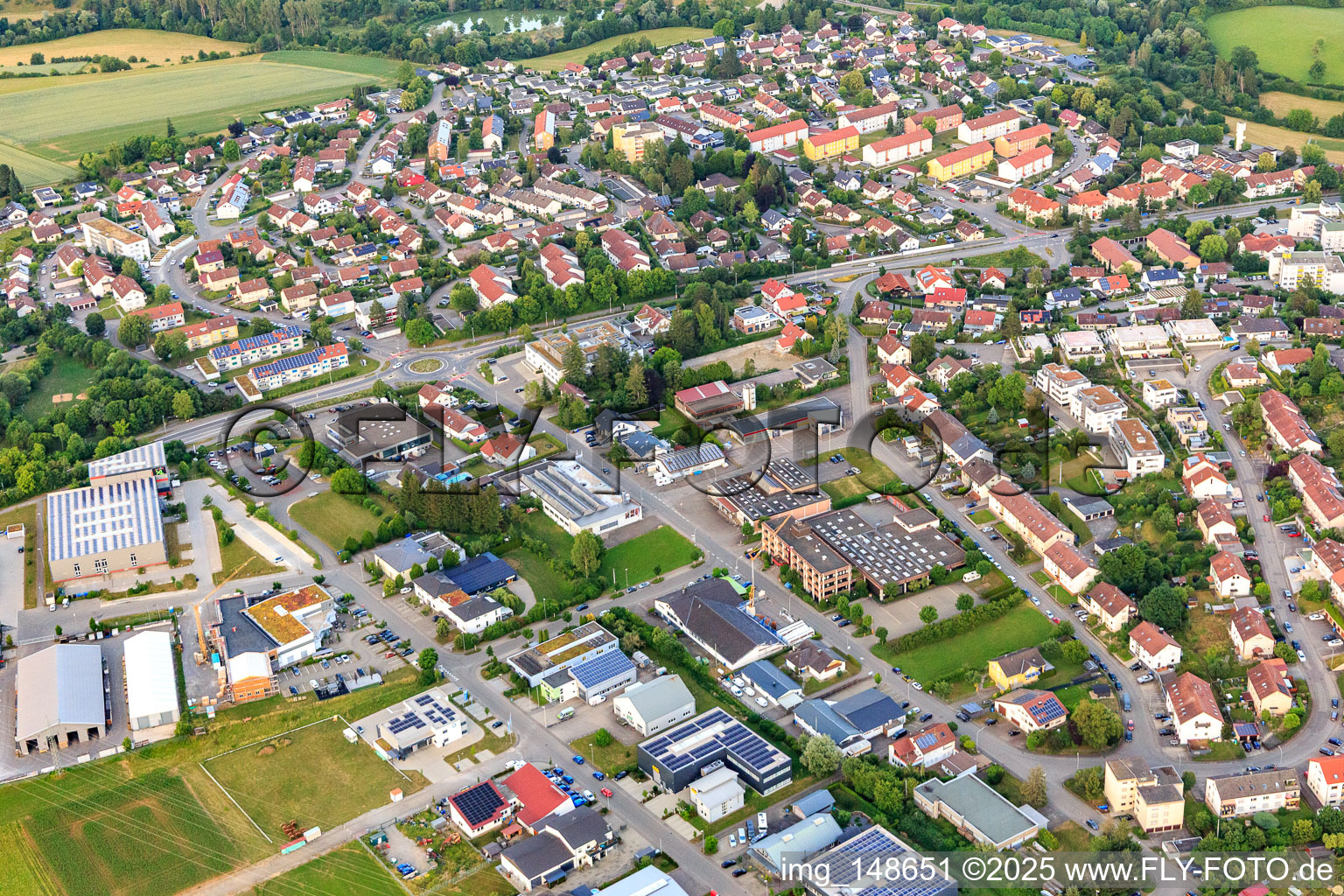 Vue aérienne de Vue du village depuis l'ouest avec Rausch Technik GmbH à Balingen dans le département Bade-Wurtemberg, Allemagne