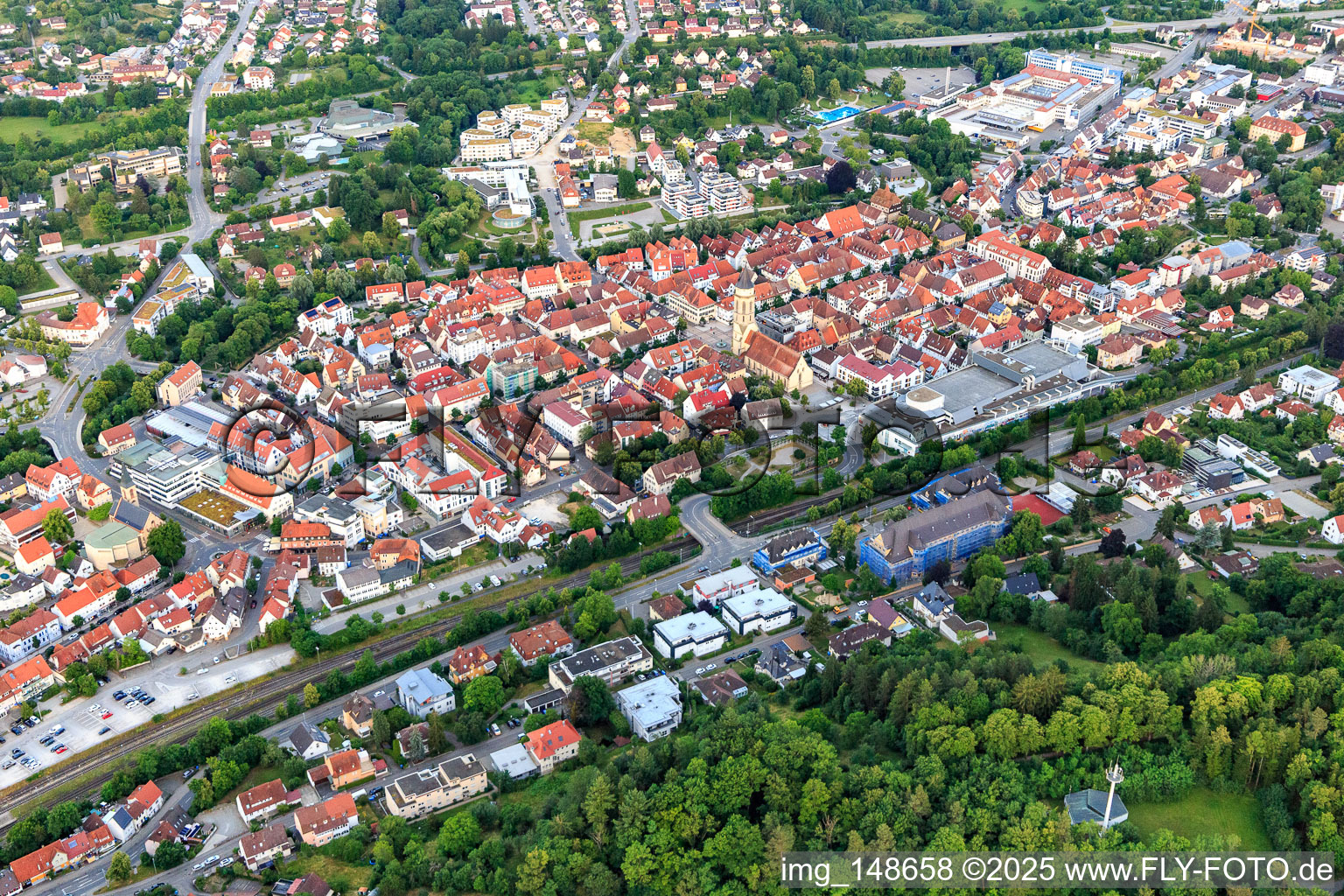 Vue aérienne de Centre-ville avec l'église de la ville sur la place du marché à Balingen dans le département Bade-Wurtemberg, Allemagne