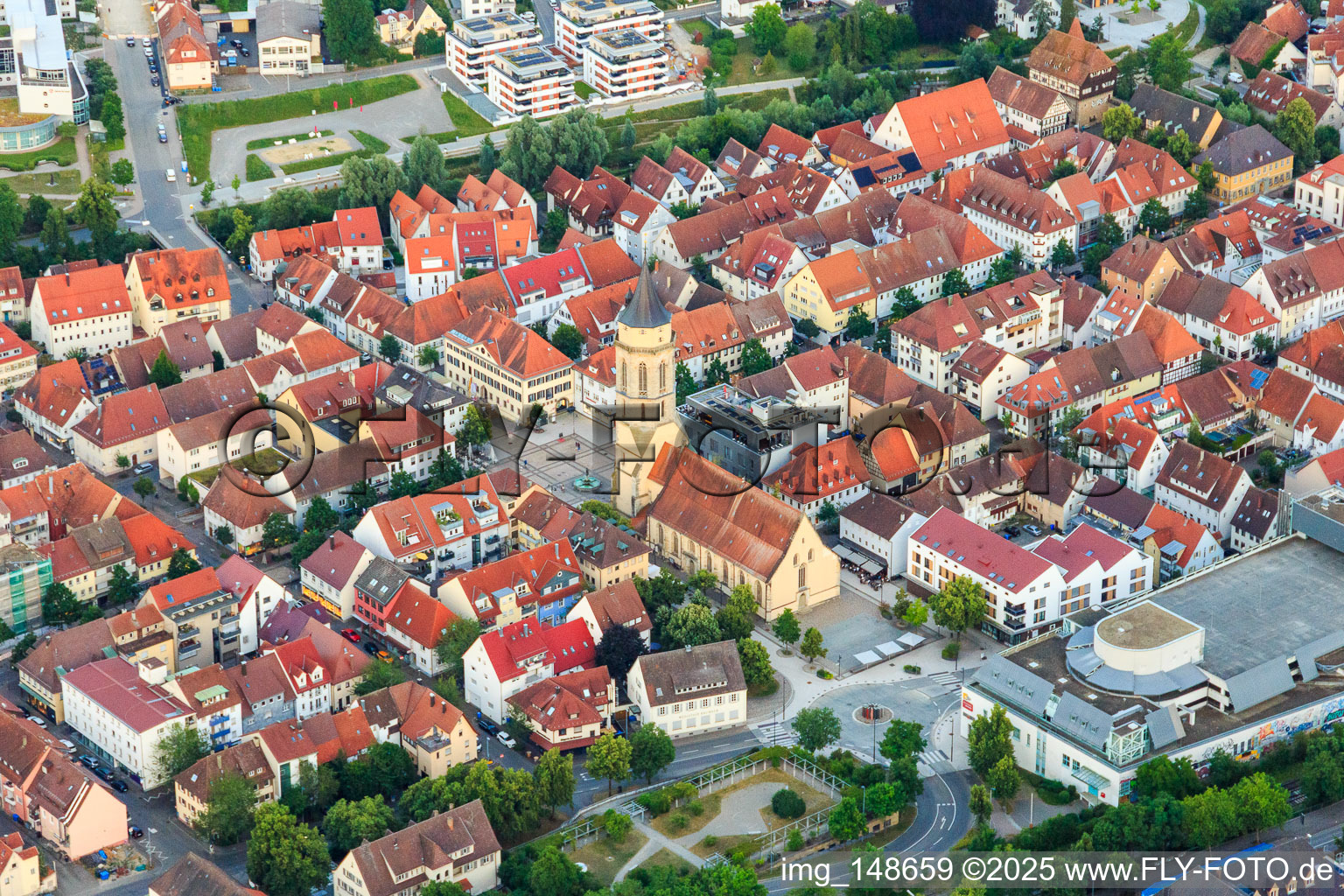 Vue aérienne de Centre-ville avec l'église de la ville sur la place du marché à Balingen dans le département Bade-Wurtemberg, Allemagne