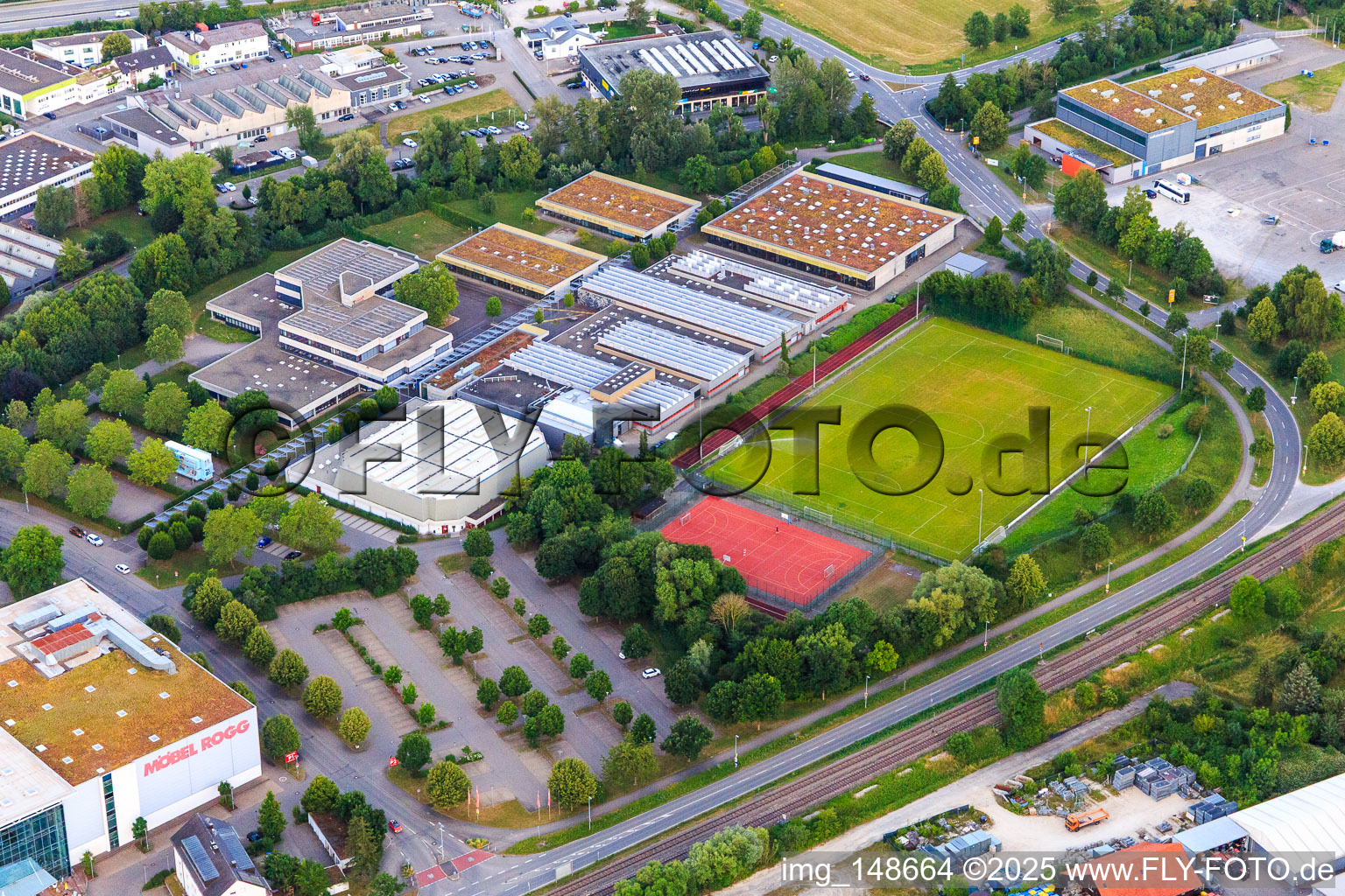 Vue aérienne de École scolaire Philipp-Matthäus-Hahn et salle de sport du district à Balingen dans le département Bade-Wurtemberg, Allemagne