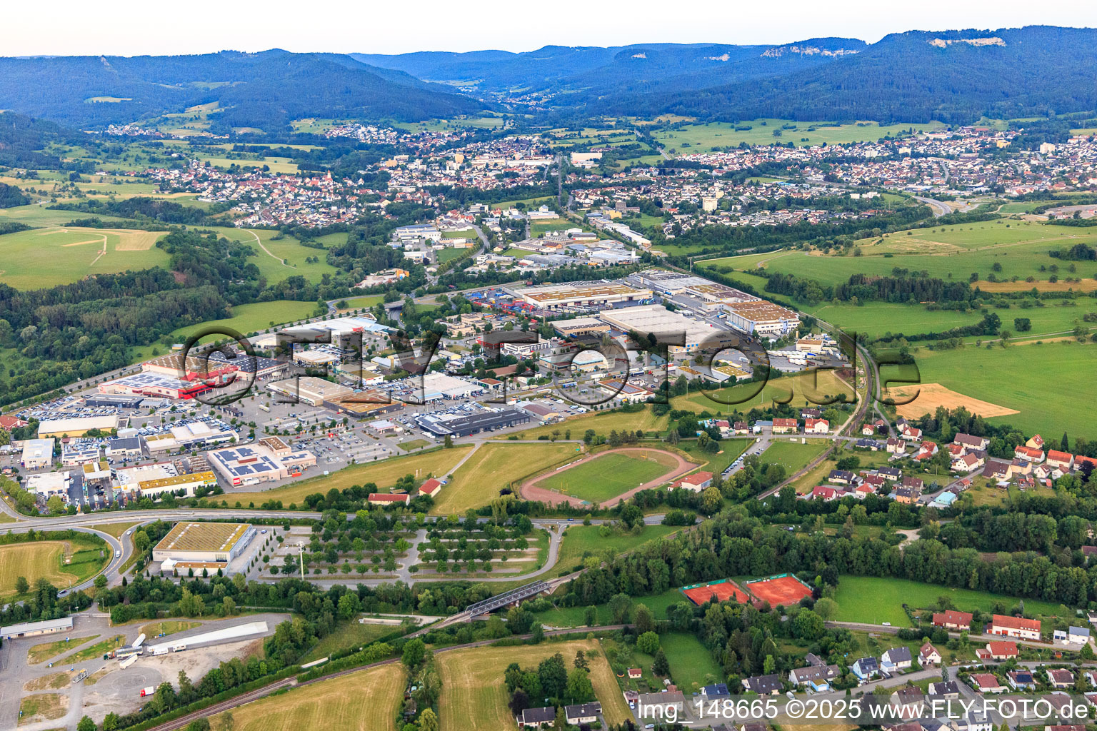 Vue aérienne de Zone industrielle Lange Straße du nord-ouest à le quartier Endingen in Balingen dans le département Bade-Wurtemberg, Allemagne