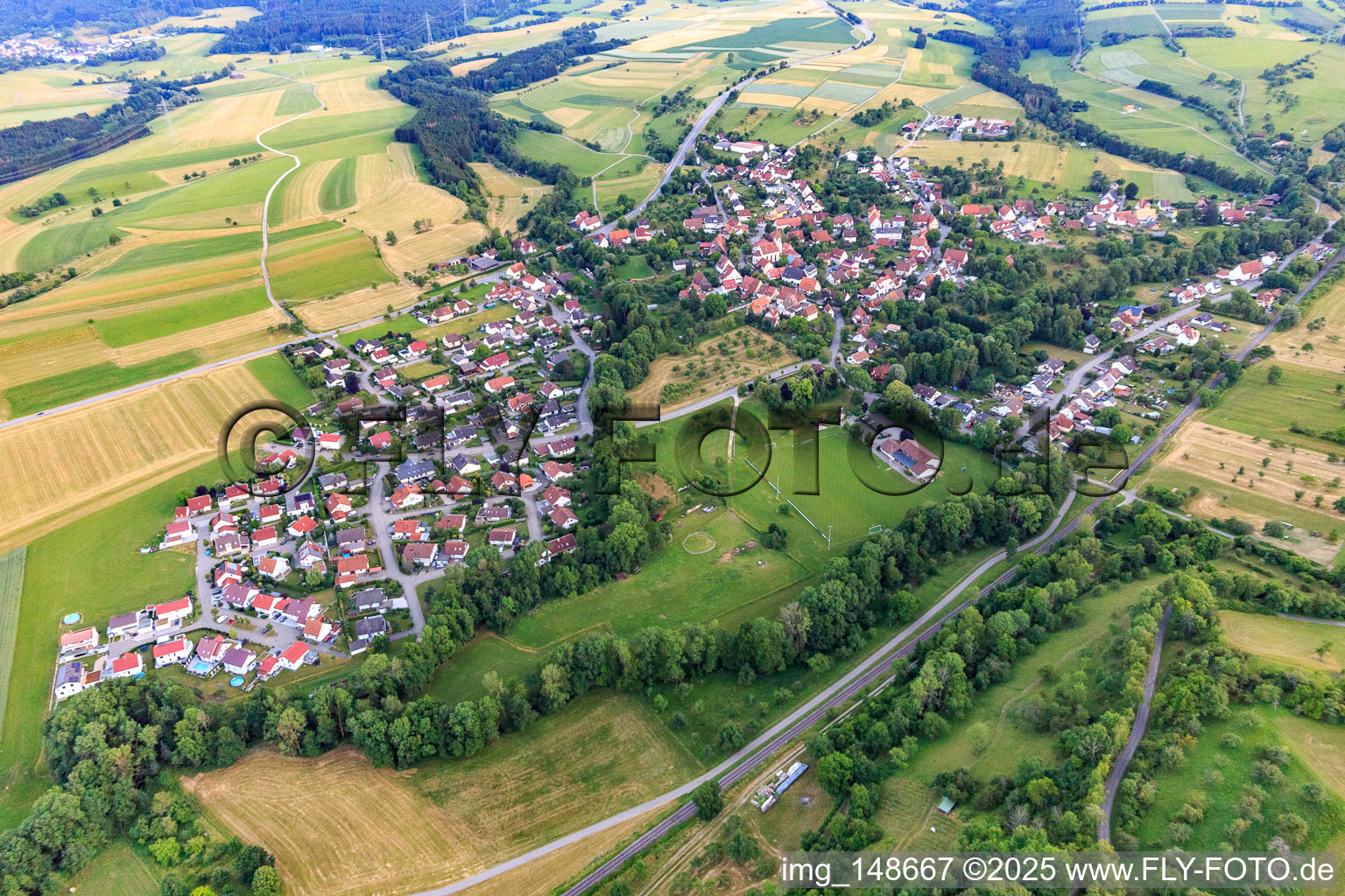 Vue aérienne de Vue du village depuis le nord à le quartier Erzingen in Balingen dans le département Bade-Wurtemberg, Allemagne