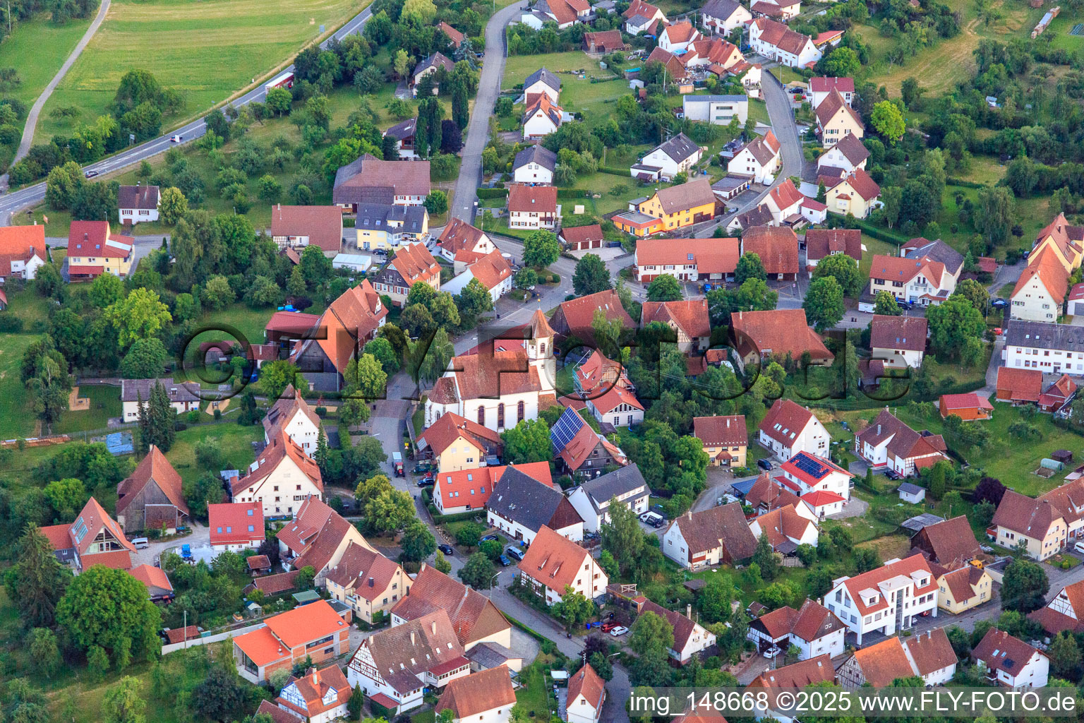 Vue aérienne de Église Saint-Georges au centre du village à le quartier Erzingen in Balingen dans le département Bade-Wurtemberg, Allemagne
