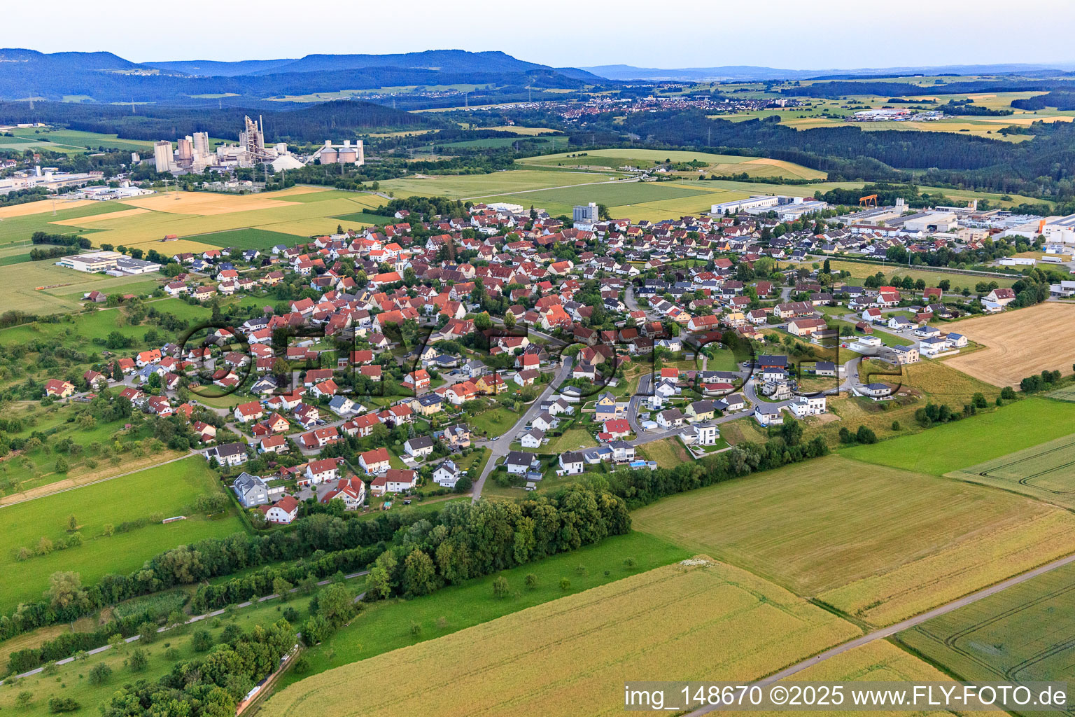 Vue aérienne de Vue du village depuis le nord devant la carrière de Dotternhausen de BEDO Betonwerk Dotternhausen GmbH & Co. KG à Dormettingen dans le département Bade-Wurtemberg, Allemagne