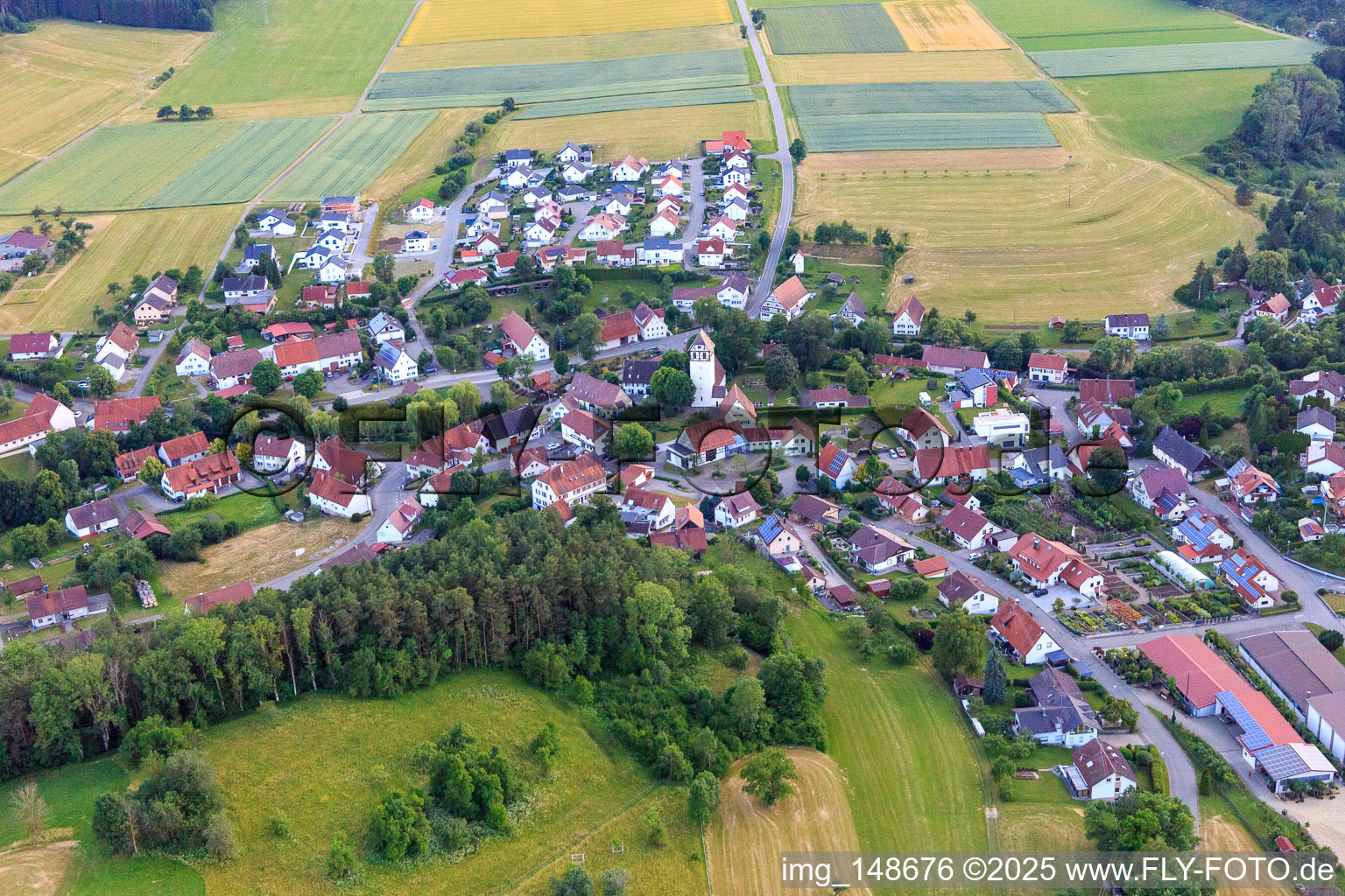 Vue aérienne de Vue du village depuis l'est avec l'église Sainte-Vérène à Dautmergen dans le département Bade-Wurtemberg, Allemagne