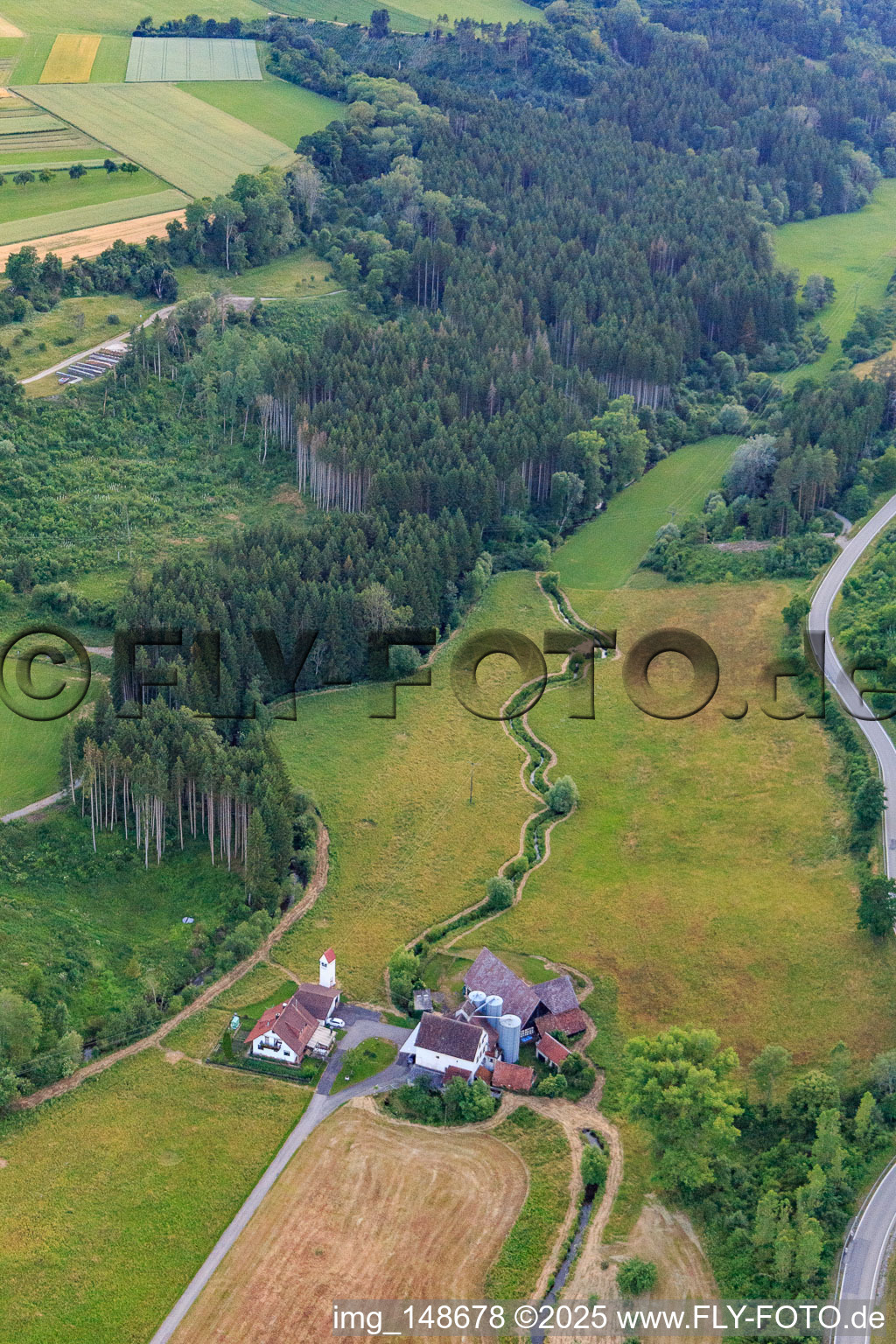 Vue aérienne de Moulin à pêche dans la vallée de Schlichem à le quartier Täbingen in Rosenfeld dans le département Bade-Wurtemberg, Allemagne