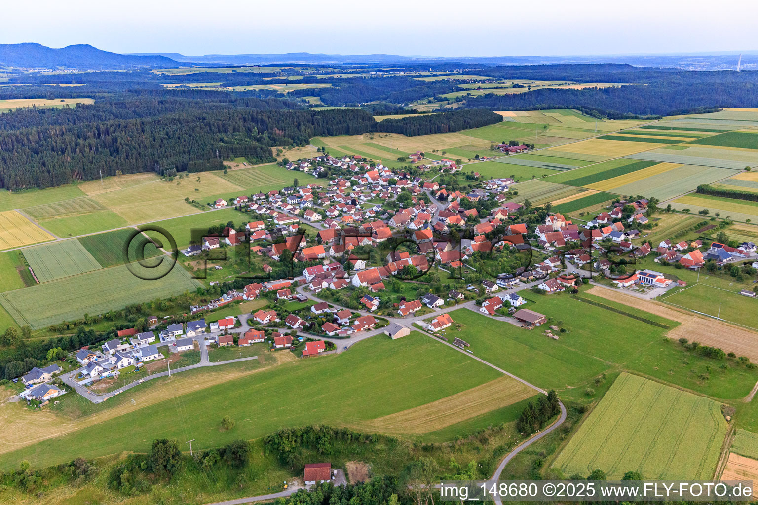 Vue aérienne de Vue du village depuis le nord à le quartier Täbingen in Rosenfeld dans le département Bade-Wurtemberg, Allemagne