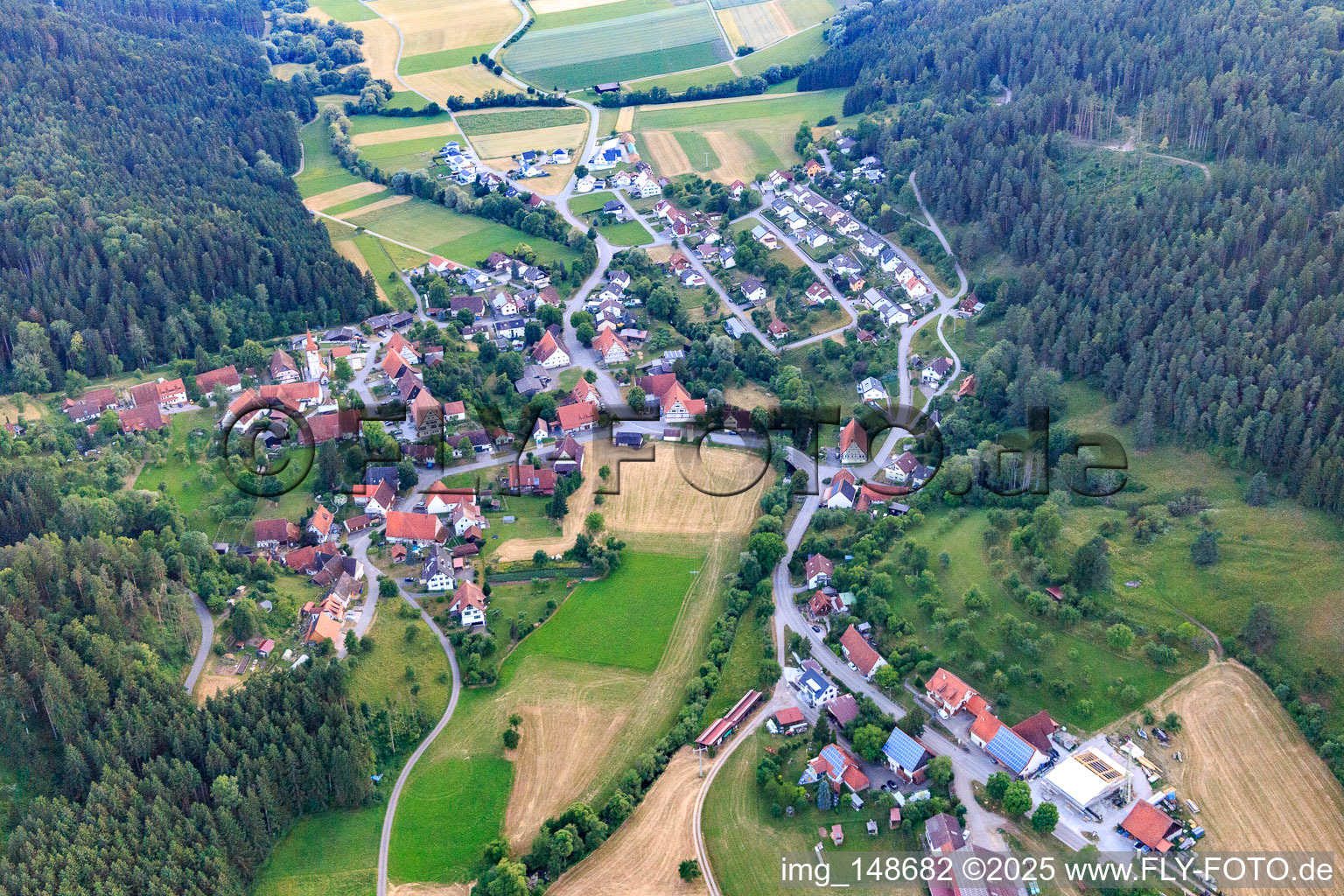 Vue aérienne de Vue du village depuis l'est à le quartier Rotenzimmern in Dietingen dans le département Bade-Wurtemberg, Allemagne