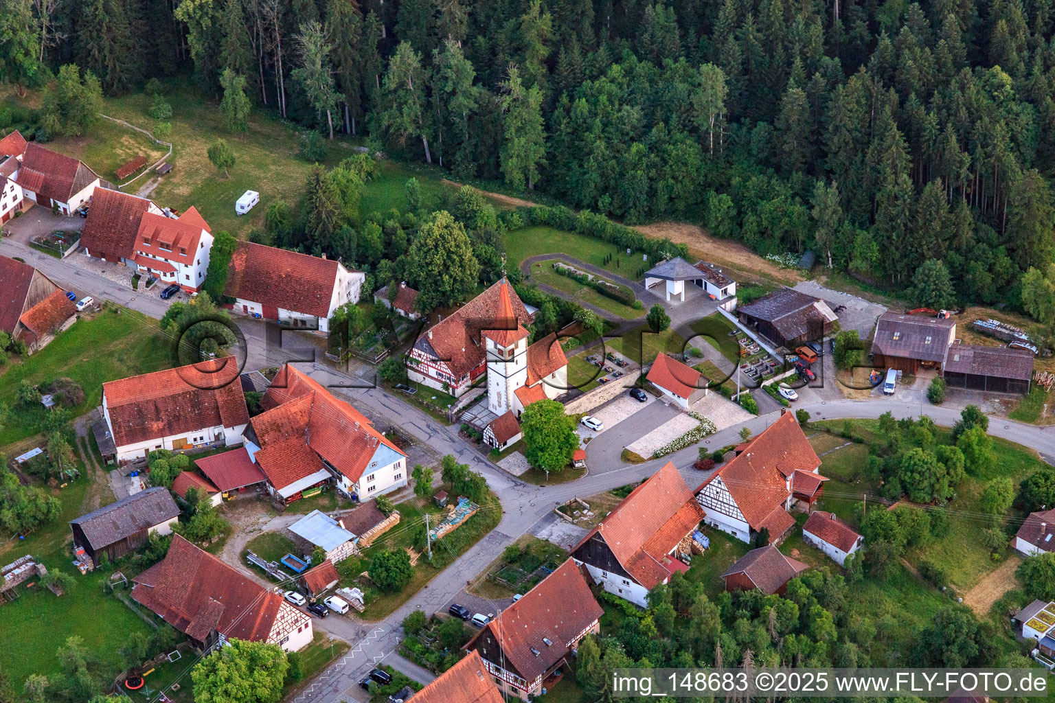 Vue aérienne de Église Saint-Nicolas à le quartier Rotenzimmern in Dietingen dans le département Bade-Wurtemberg, Allemagne