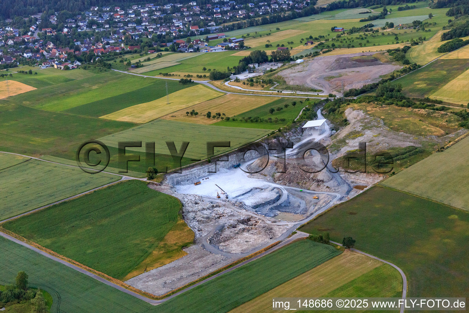 Vue aérienne de Carrière de gypse de Bantle, gravière de Dietingen-Böhringen et de Gfrörer à le quartier Trichtingen in Epfendorf dans le département Bade-Wurtemberg, Allemagne