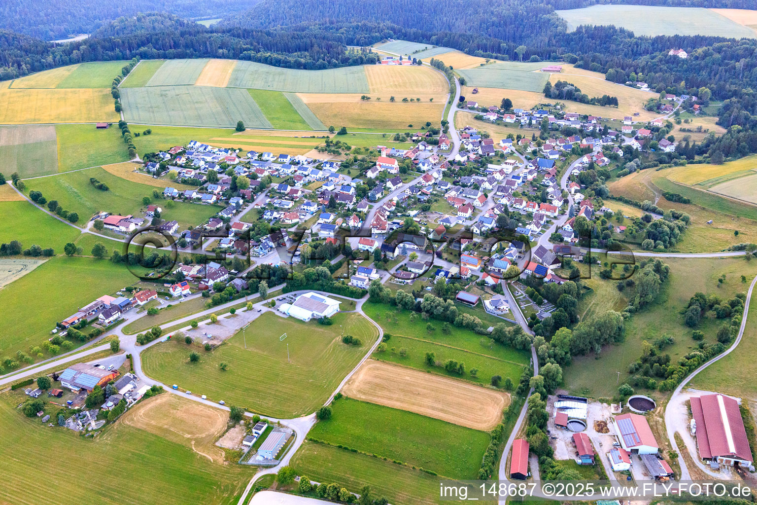 Vue aérienne de Vue du village depuis le sud-est à le quartier Harthausen in Epfendorf dans le département Bade-Wurtemberg, Allemagne
