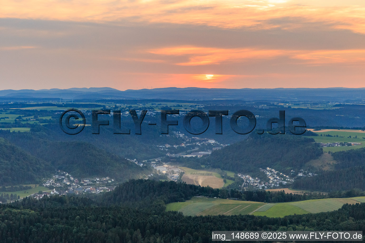 Vue aérienne de Vallée du Neckar vue du sud-est en soirée à le quartier Altoberndorf in Oberndorf am Neckar dans le département Bade-Wurtemberg, Allemagne
