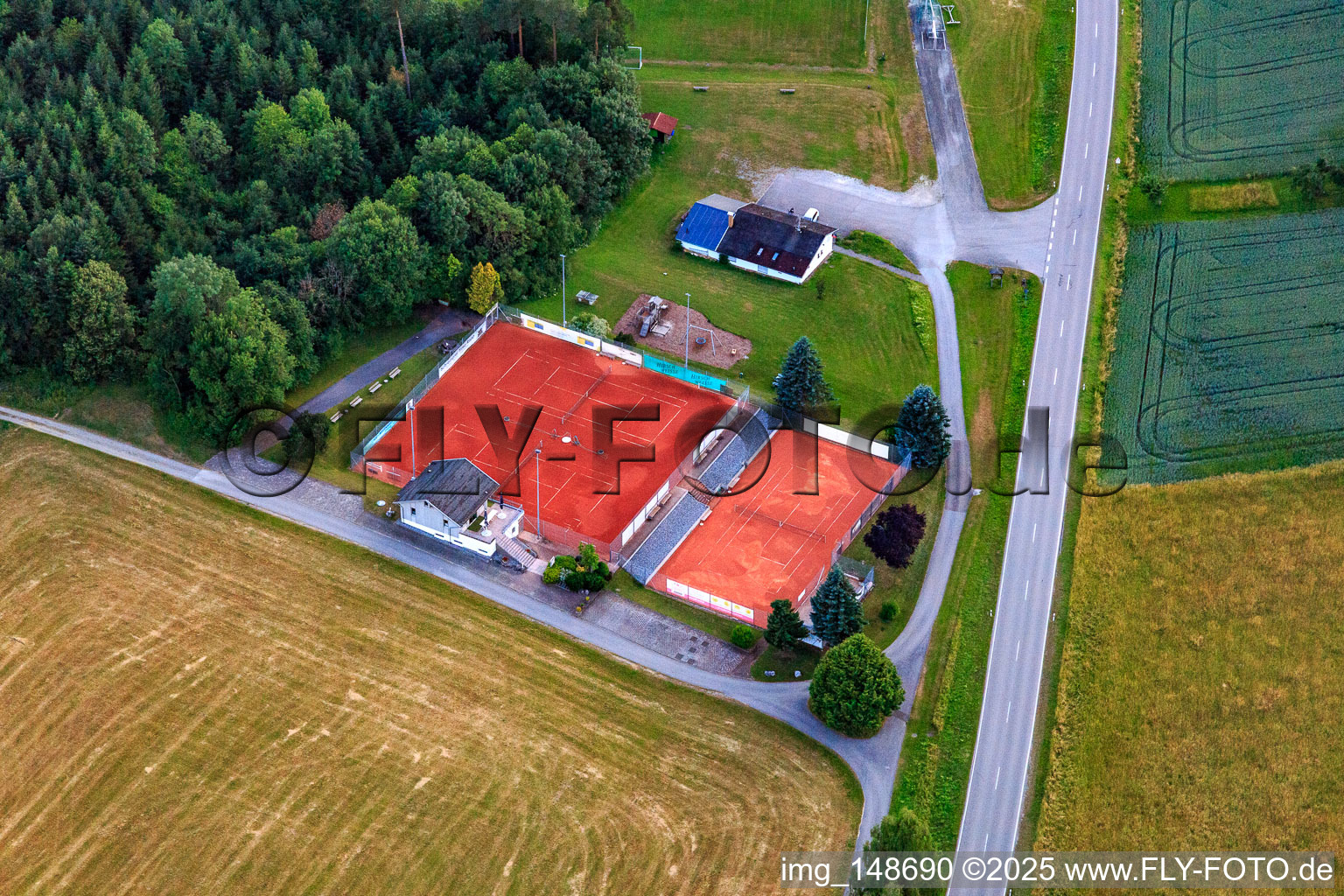 Vue aérienne de Court de tennis du HTC Harthausen 1998 eV à le quartier Harthausen in Epfendorf dans le département Bade-Wurtemberg, Allemagne