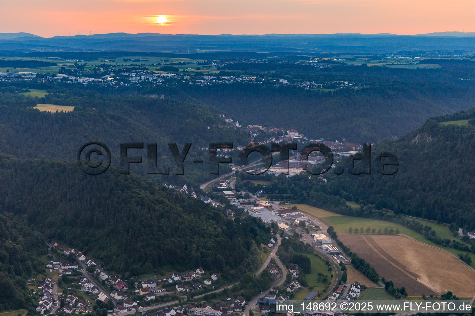 Vue aérienne de Vallée du Neckar vue du sud-est en soirée à le quartier Altoberndorf in Oberndorf am Neckar dans le département Bade-Wurtemberg, Allemagne