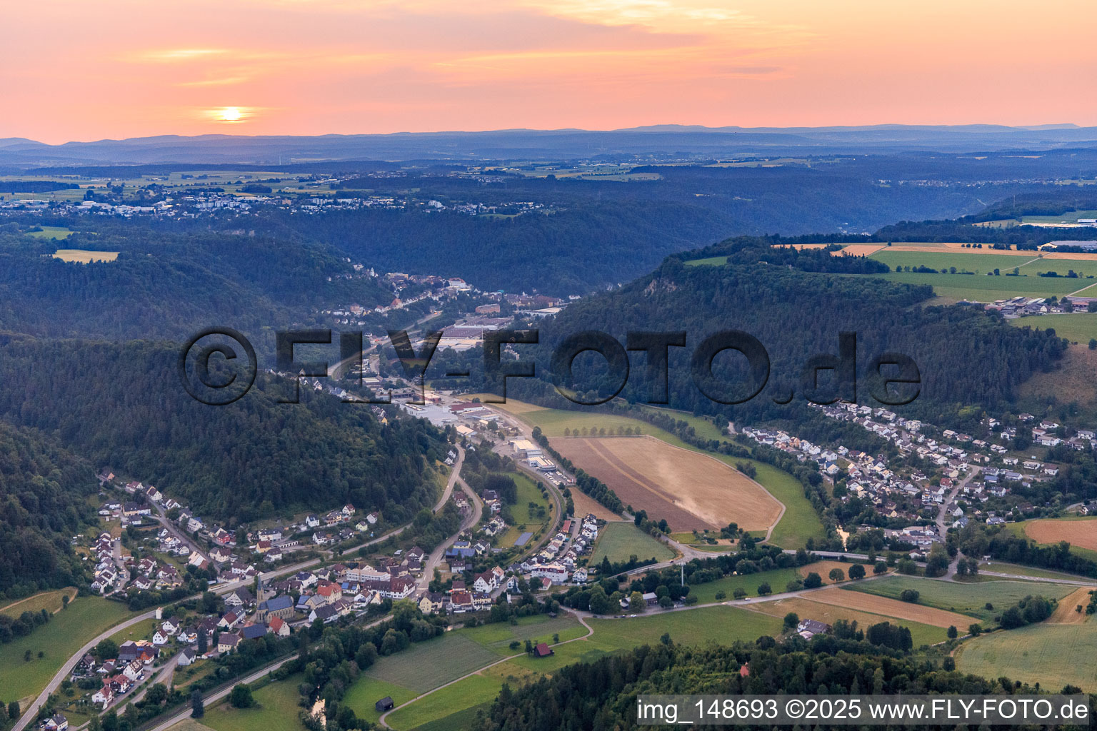 Photographie aérienne de Vallée du Neckar vue du sud-est en soirée à le quartier Altoberndorf in Oberndorf am Neckar dans le département Bade-Wurtemberg, Allemagne