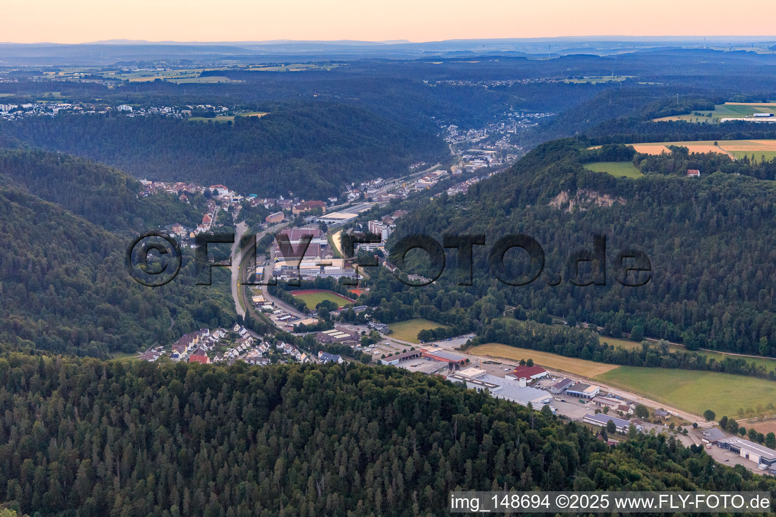 Vue aérienne de Vallée du Neckar vue du sud-est en soirée à Oberndorf am Neckar dans le département Bade-Wurtemberg, Allemagne
