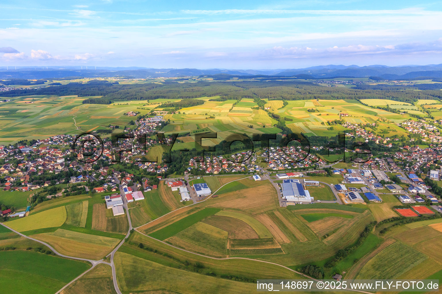 Vue aérienne de Vue de la ville depuis l'est à le quartier Fluorn in Fluorn-Winzeln dans le département Bade-Wurtemberg, Allemagne