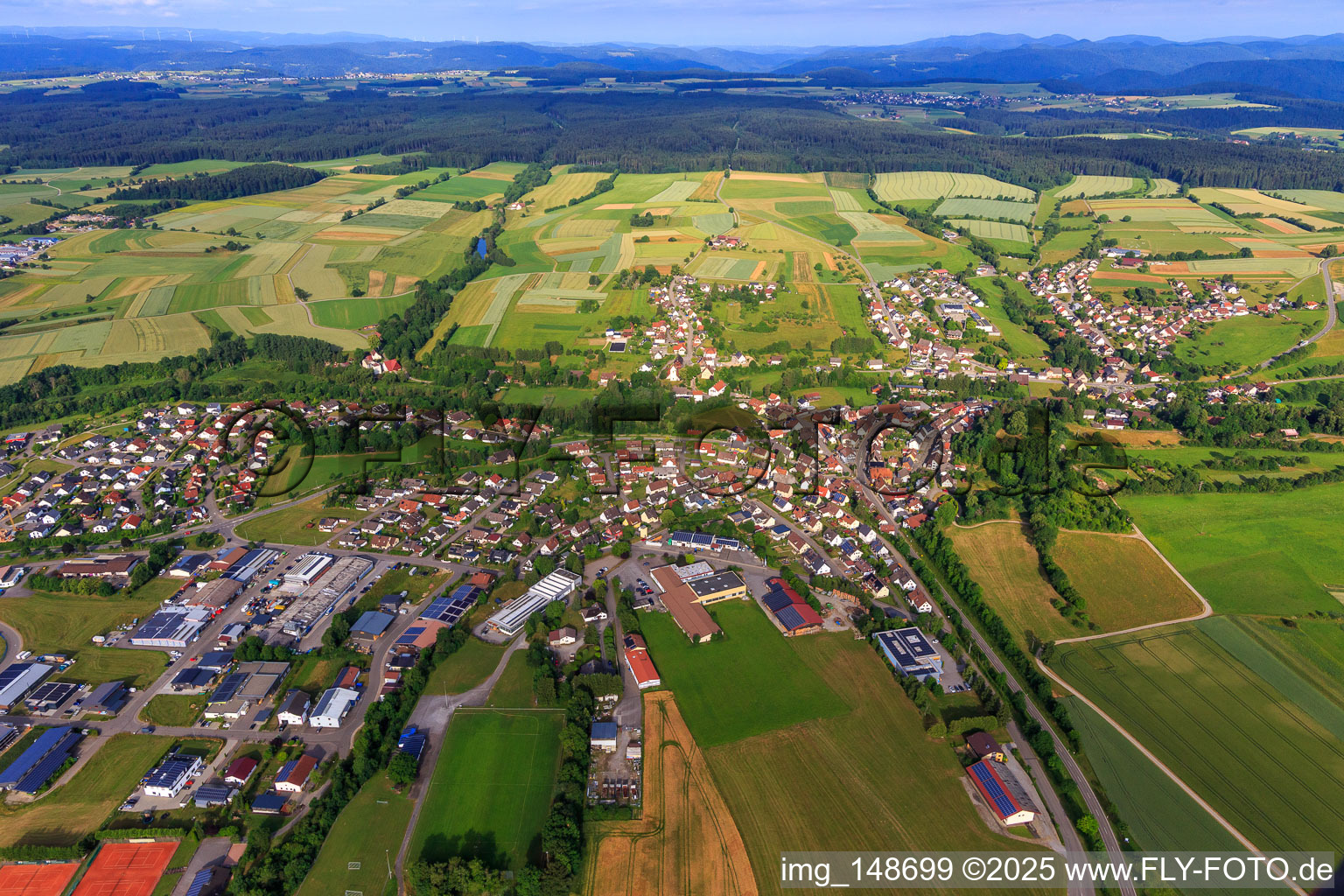 Vue aérienne de Vue de la ville depuis l'est à le quartier Fluorn in Fluorn-Winzeln dans le département Bade-Wurtemberg, Allemagne