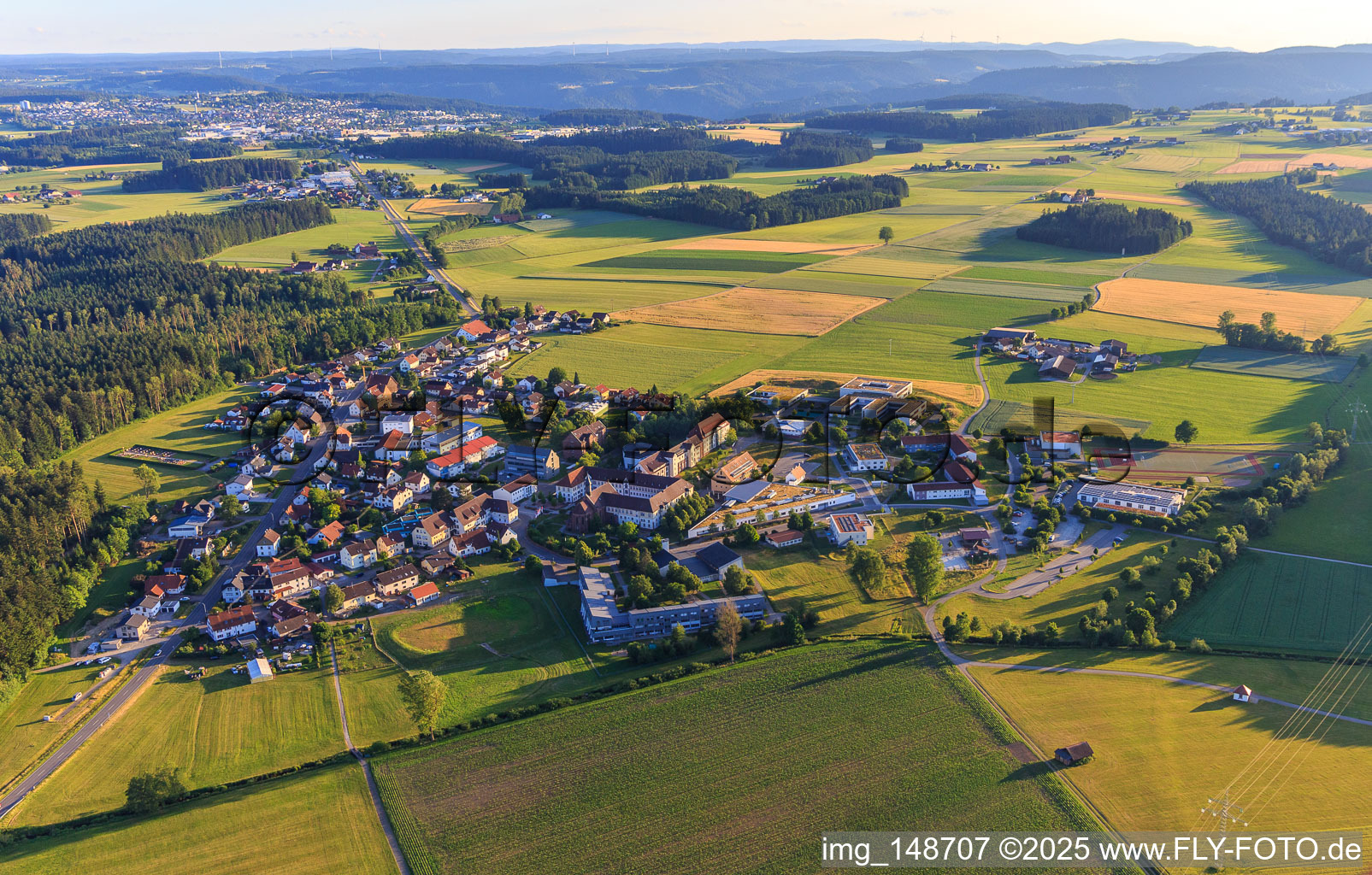 Vue aérienne de Vue du village depuis le nord-est avec la maison Pauline, la maison Filippo, l'écurie, l'atelier et la boulangerie de la Fondation Saint-François à le quartier Heiligenbronn in Schramberg dans le département Bade-Wurtemberg, Allemagne