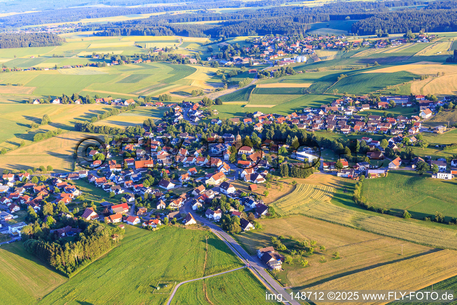 Vue aérienne de Vue du village depuis le nord à le quartier Mariazell in Eschbronn dans le département Bade-Wurtemberg, Allemagne