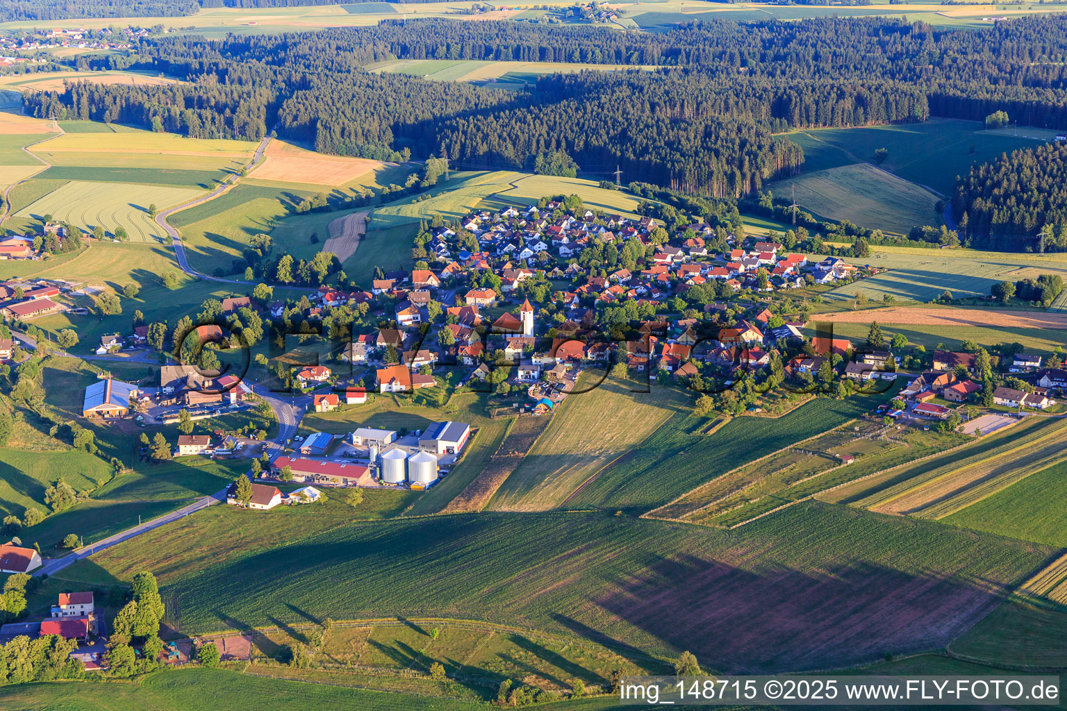 Vue aérienne de Vue du village depuis le nord-est à le quartier Weiler in Königsfeld im Schwarzwald dans le département Bade-Wurtemberg, Allemagne