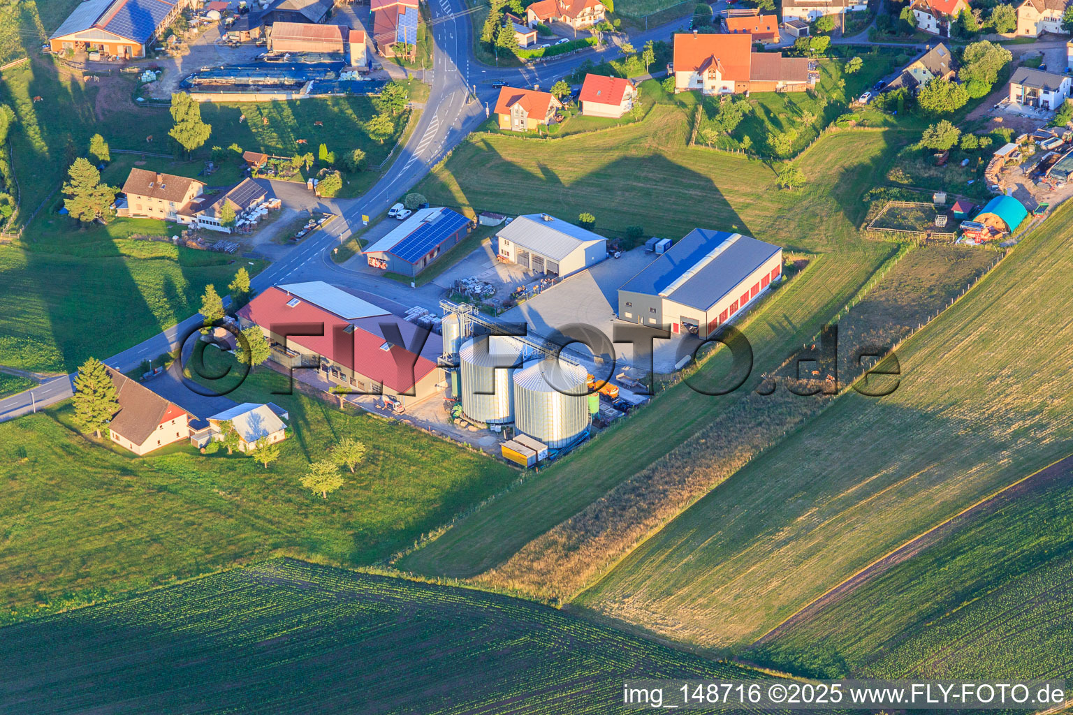 Vue aérienne de Briquettes Forêt-Noire : les meilleures granulés et tout sur le café Rainer Scheck GmbH & Co. KG à le quartier Weiler in Königsfeld im Schwarzwald dans le département Bade-Wurtemberg, Allemagne