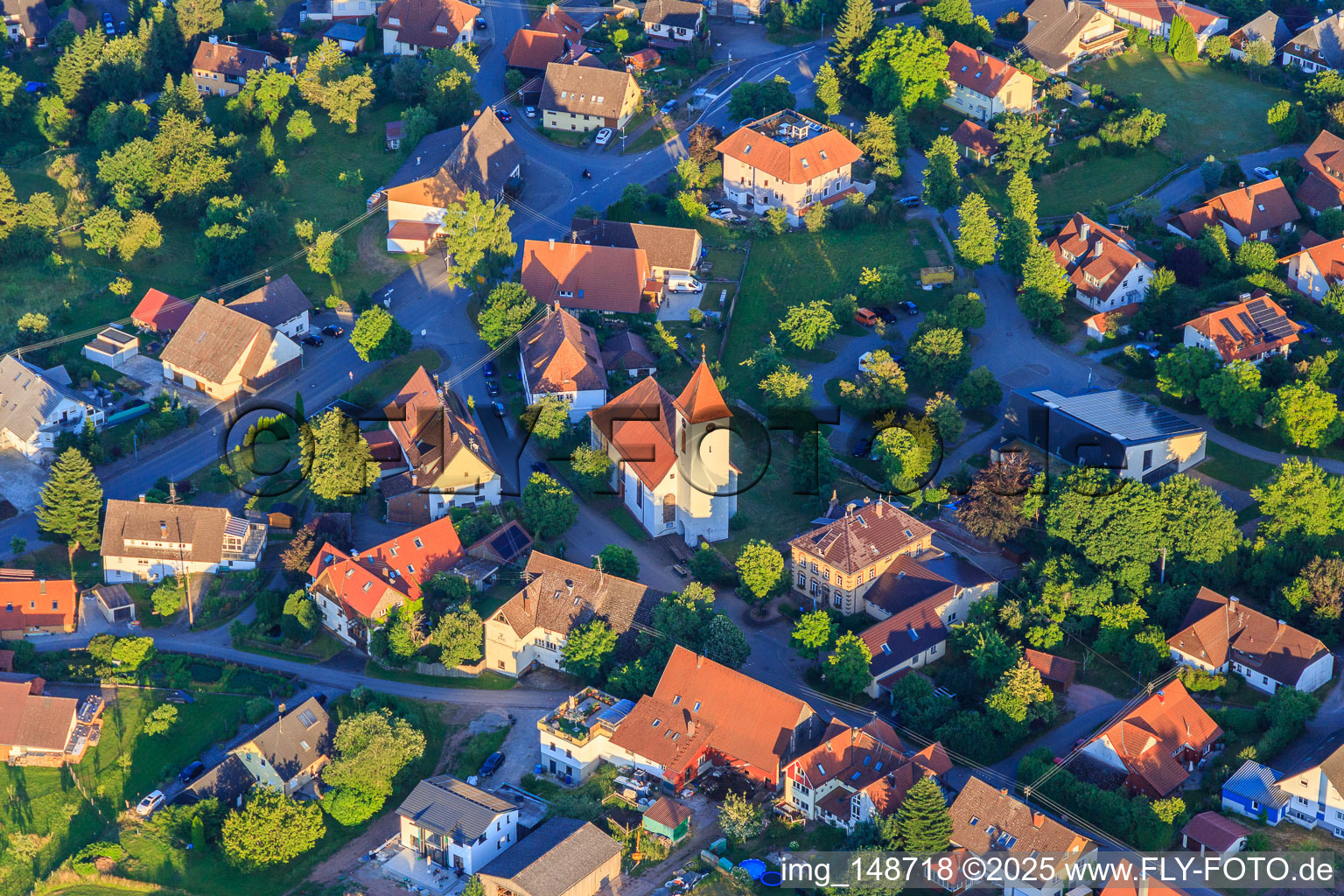Vue aérienne de Église et jardin d'enfants évangélique "Schwalben-Nest" au centre du village à le quartier Weiler in Königsfeld im Schwarzwald dans le département Bade-Wurtemberg, Allemagne