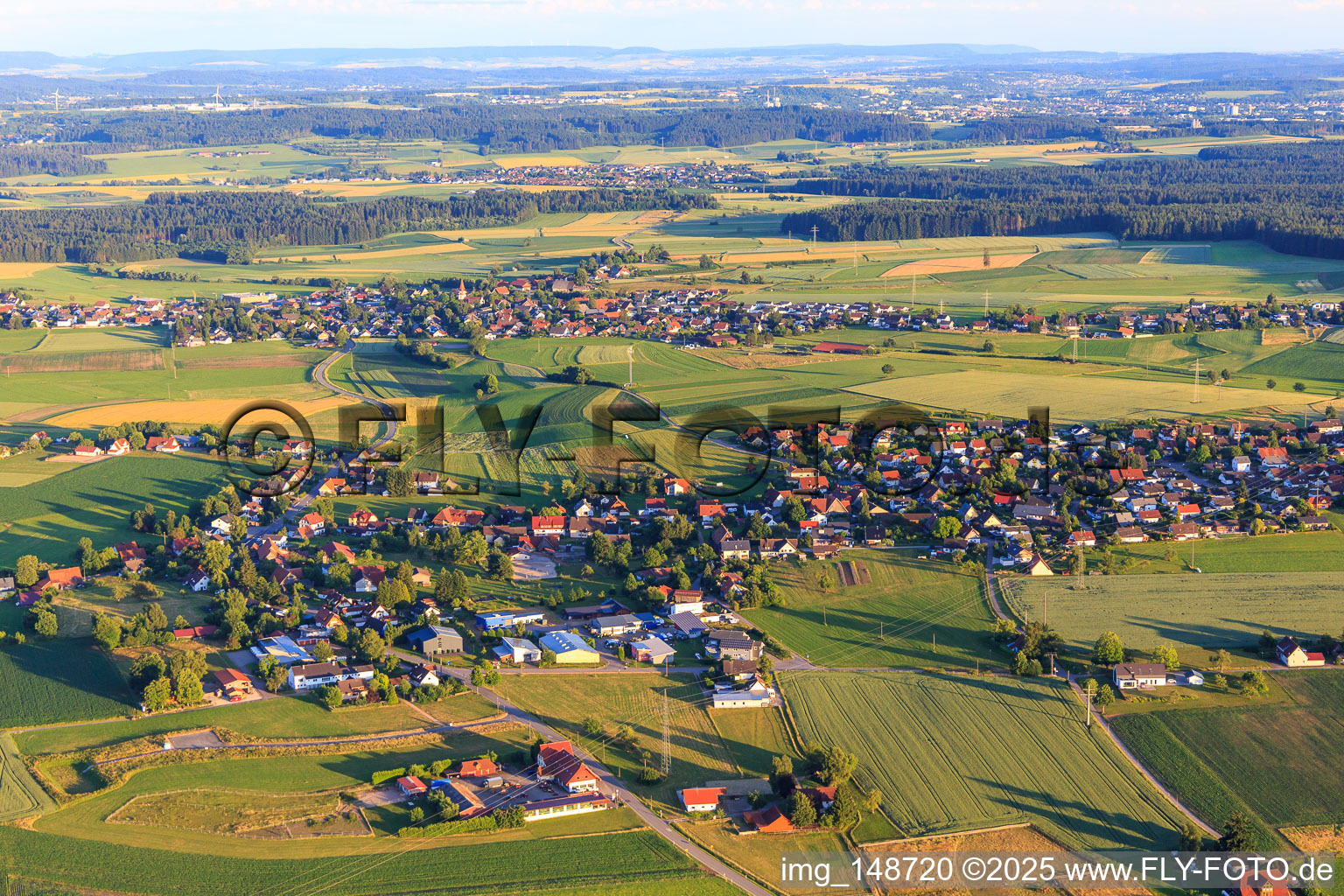 Vue aérienne de Vue du nord à le quartier Erdmannsweiler in Königsfeld im Schwarzwald dans le département Bade-Wurtemberg, Allemagne
