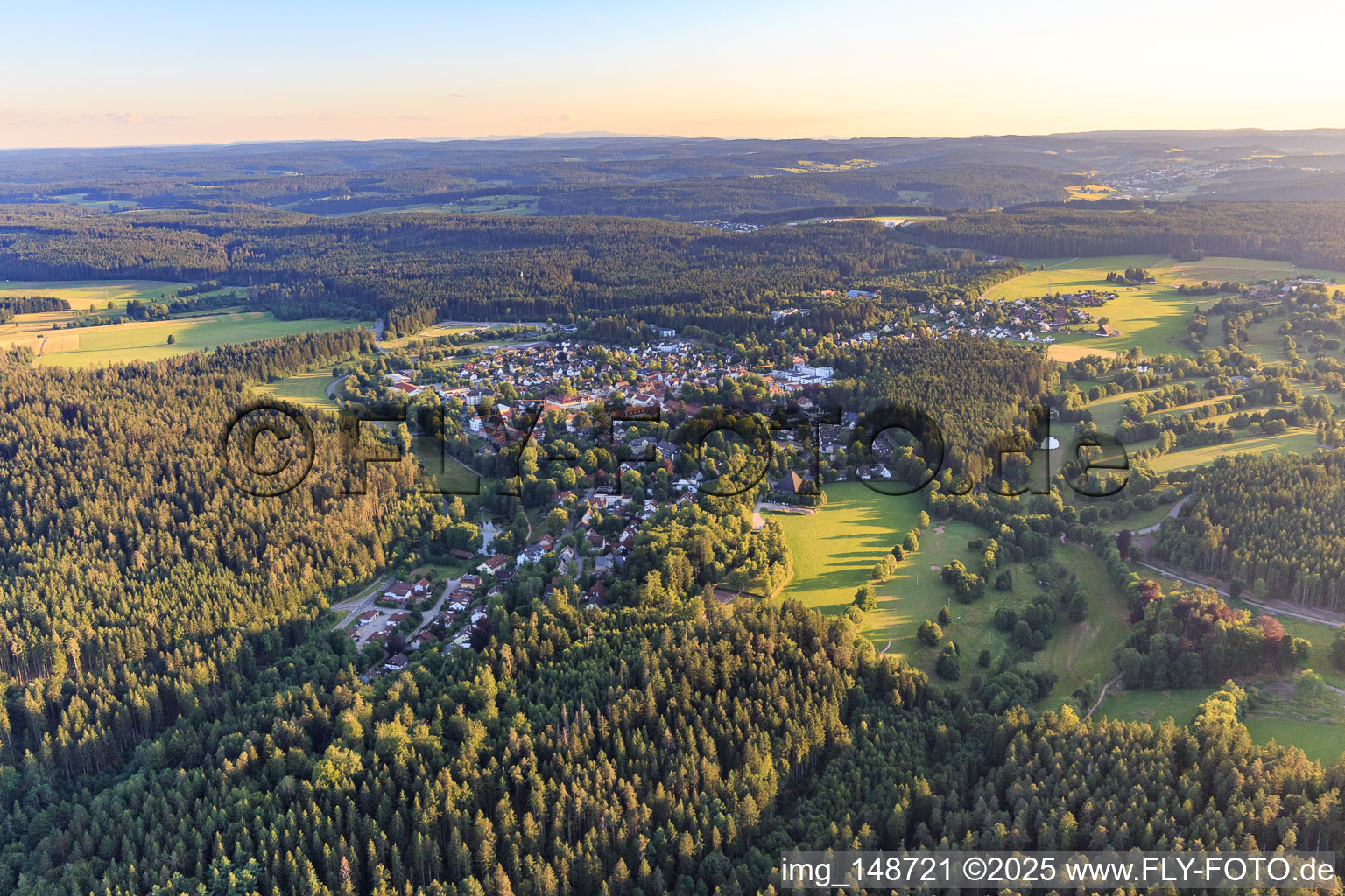 Vue aérienne de Vue de la ville depuis le nord-est à Königsfeld im Schwarzwald dans le département Bade-Wurtemberg, Allemagne