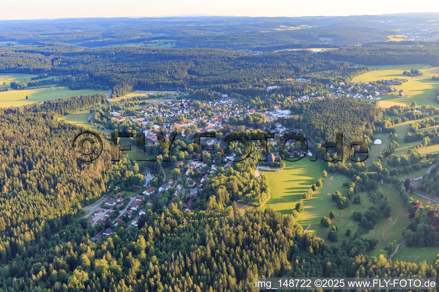Vue aérienne de Vue de la ville depuis le nord-est à Königsfeld im Schwarzwald dans le département Bade-Wurtemberg, Allemagne
