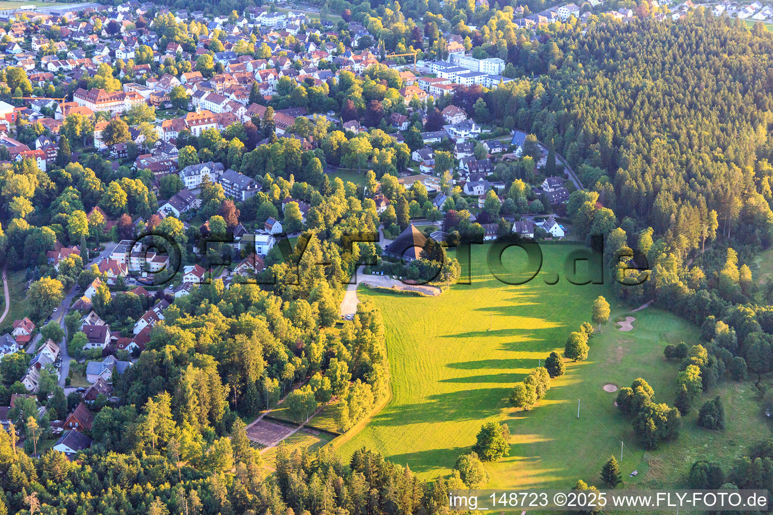 Vue aérienne de Vue de la ville depuis le nord-est avec l'église Saint-Pierre-et-Paul à Königsfeld im Schwarzwald dans le département Bade-Wurtemberg, Allemagne