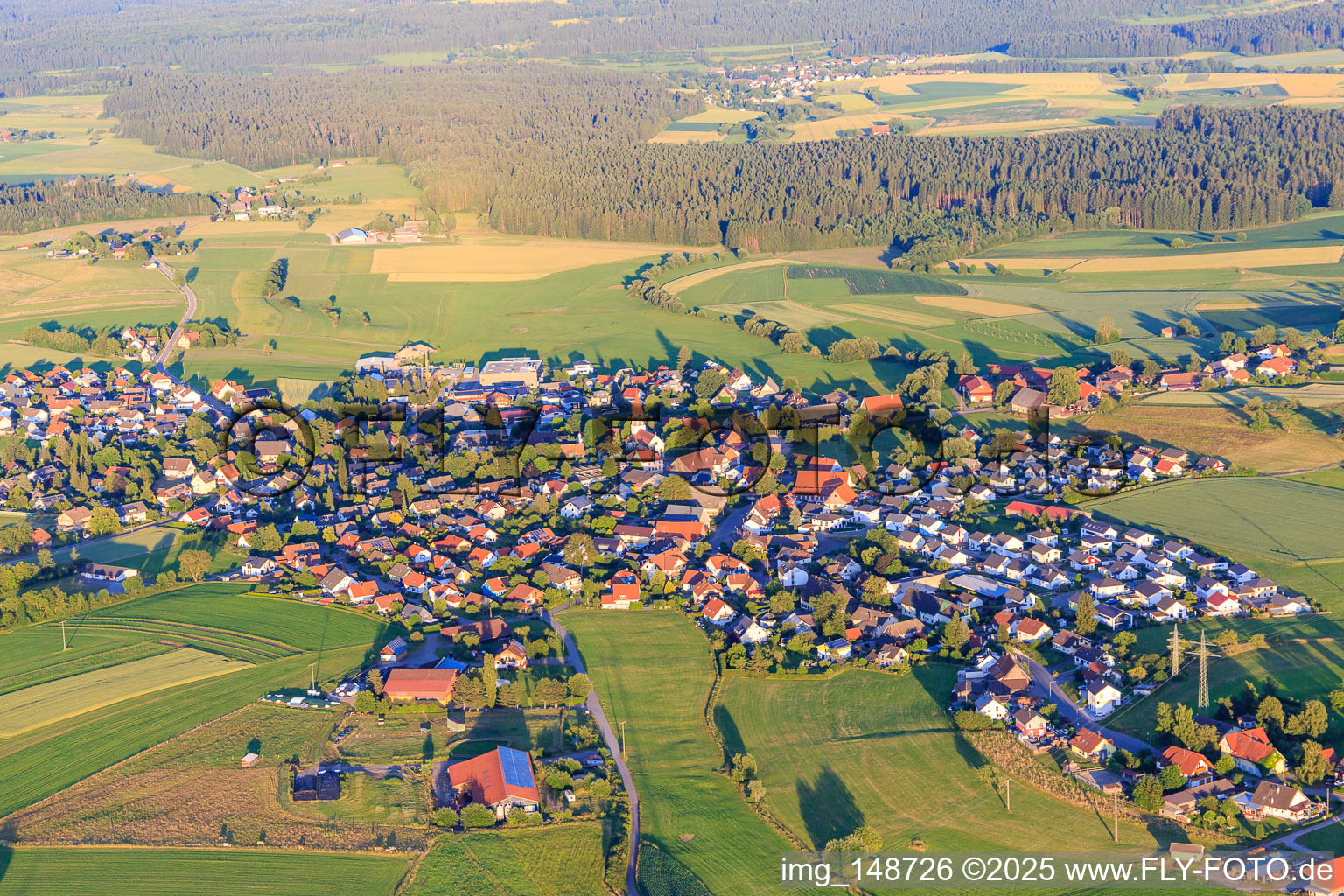 Vue aérienne de Vue de la ville depuis le nord-ouest à le quartier Neuhausen in Königsfeld im Schwarzwald dans le département Bade-Wurtemberg, Allemagne