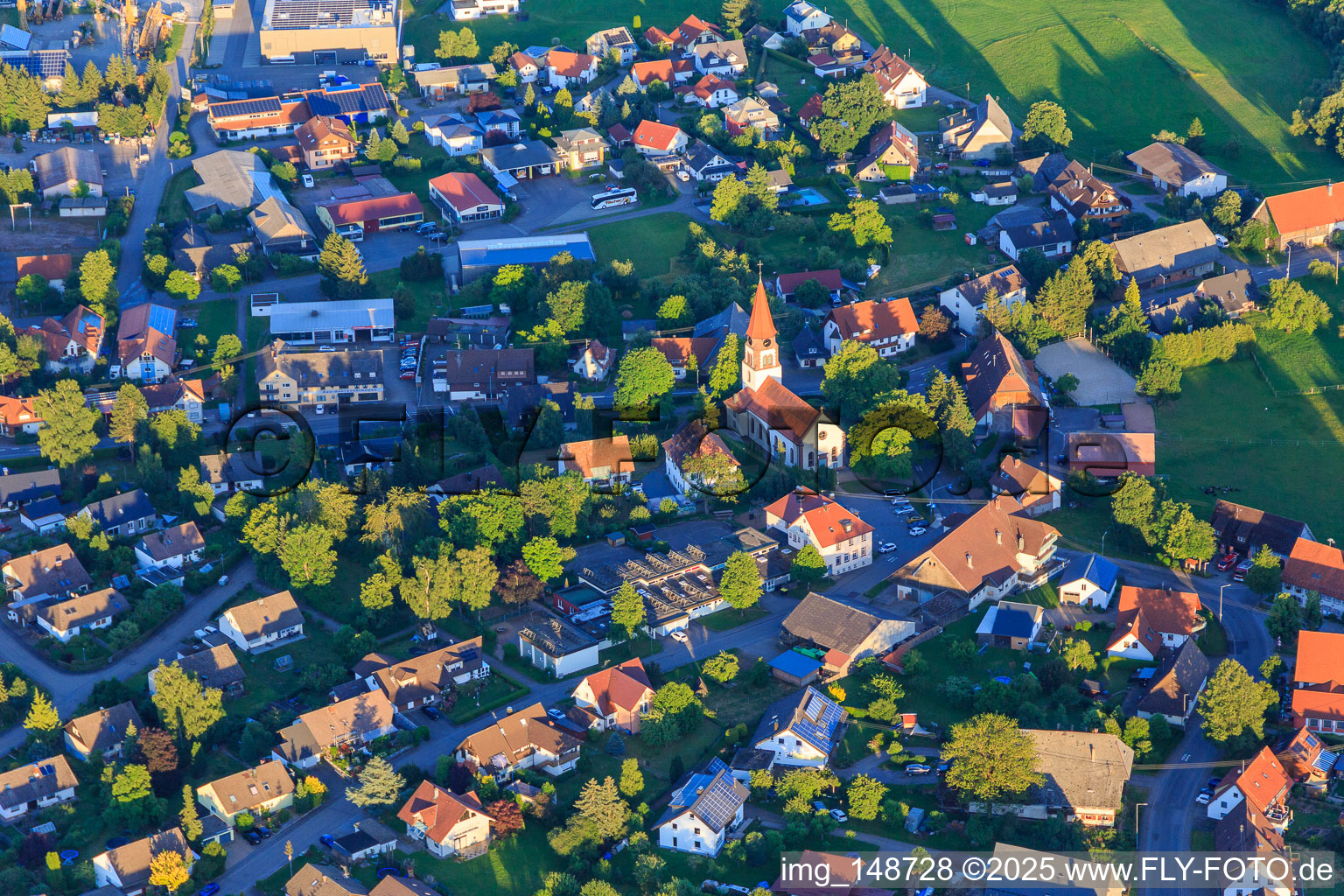 Vue aérienne de Église Saint-Martin à le quartier Neuhausen in Königsfeld im Schwarzwald dans le département Bade-Wurtemberg, Allemagne