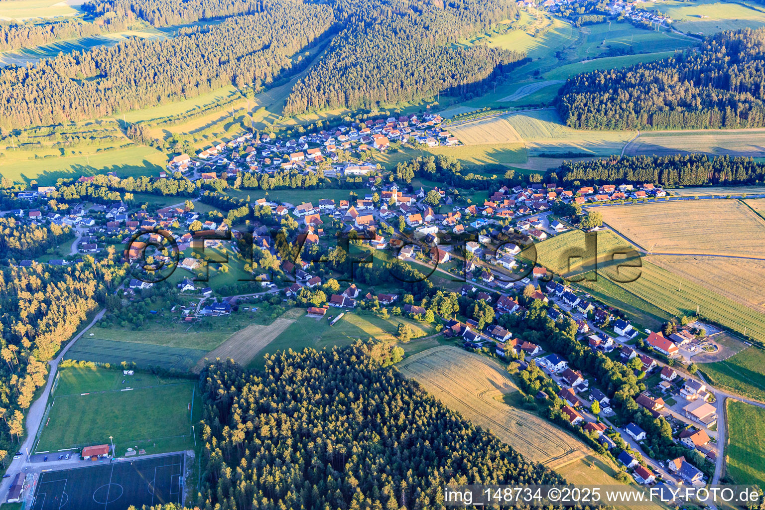 Vue aérienne de Vue d'ensemble de la ville depuis le nord-ouest à le quartier Kappel in Niedereschach dans le département Bade-Wurtemberg, Allemagne