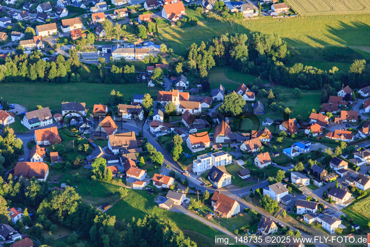 Vue aérienne de Église Saint-Otmar au centre du village à le quartier Kappel in Niedereschach dans le département Bade-Wurtemberg, Allemagne